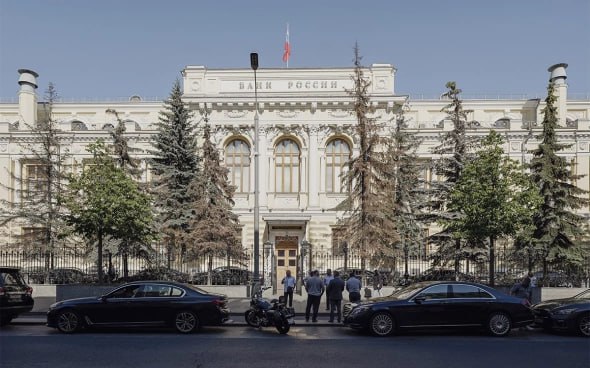 ЦБ предупредил о рисках потери жилья при рассрочке от застройщика  Одним из возможных рисков при покупке новостройки в рассрочку является потеря квартиры. Об этом в ходе Финансового конгресса Банка России сообщила директор департамента финансовой стабильности Банка России Елизавета Данилова, передает ТАСС.  ЦБ обеспокоен текущим объемом выдач рассрочки, которую используют застройщики при продаже жилья. Они часто маскируют ее под ипотеку, но этот механизм не имеет тех инструментов защиты, какие есть у жилищного кредита  например, ипотечные каникулы .   «К сожалению, можно представить себе ситуацию, когда человек внес большую часть средств, но не до конца, и застройщик имеет право его выселить. Человек может потерять жилье. Это что касается рисков непосредственно человека, и это, конечно, нас беспокоит», — Елизавета Данилова.   Риски есть и в распространении рассрочки для самого застройщика. «Если люди не смогут платить, то застройщик должен будет как-то с этим разбираться», — указала представитель ЦБ.   В Минстрое считают, что большое количество рассрочек приносит вред рынку недвижимости и видят в ней риски, связанные с наполнением эскроу-счетов.   «Рассрочка в том виде, в котором она появляется сейчас, это точно нехорошо. Но инициаторами рассрочек больше выступают банки, а не застройщики. В большинстве случаев тот объем рассрочки, который идет сейчас, он вреден», — сказал замглавы Минстроя Никита Стасишин.  Фото: Михаил Гребенщиков / РБК  #новостройка   Читать РБК Недвижимость в Telegram