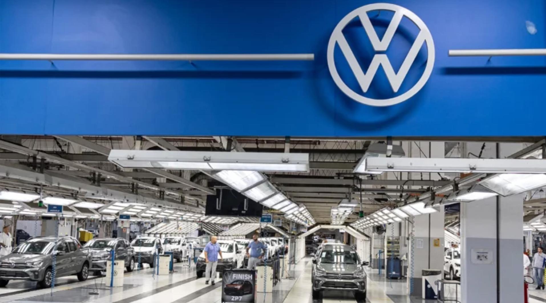 Трудовой суд Бразилии обвинил VW в рабских условиях труда Суд установил что в 1970 х и 1980 х сотни рабочих бразильского VW были вынуждены работать в унизительных условиях под вооружённым надзором попадая в долговую кабалу Volkswagen будет возражать Решение принято после того как переговоры с VW провалились прокуроры утверждают что компания не проявила к ним интереса Теперь Volkswagen должна публично признать ответственность принести официальные извинения и выплатить 165 млн реалов 30 44 млн компенсации демонстрируя нулевую терпимость к рабскому труду Volkswagen не согласна с таким решением и подаст апелляцию Труд на автозаводах СССР В 1970 х 80 х на конвейерах и в подсобных цехах советских автозаводов АЗЛК Москвич ЗИЛ и ВАЗ широко применялся труд солдат срочной службы стройбаты заключённых по договорам с МВД пациентов из ЛТП системы МВД лечебно трудовых профилакториев куда направляли хронических алкоголиков для перевоспитания трудом По воспоминаниям ветеранов ВАЗа на конвейере можно было встретить целые взводы солдат а на отдельных участках бригады охраняемых заключённых ЛТП шники обычно выполняли тяжелые работы на прессовых или сварочных участках где не хватало обычной рабочей силы Колония ИК 10 при ЗиЛе выполняла заводские заказы 1983 В периоды дефицита кадров принудительный труд был заметной частью резервной рабочей силы советского автопрома что позволяло выполнять планы выпуска автомобилей при постоянной текучке среди свободных рабочих Автовоз
