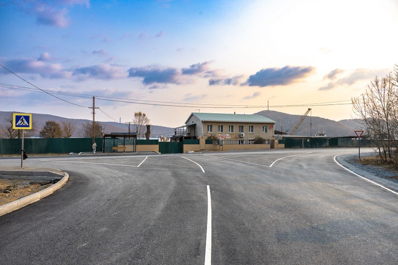 Во Владивостоке завершается реконструкция дорог на острове Русский В этом сезоне обустраивается 2 6 км новых асфальтированных проездов на направлениях от КЭТ к Шигино и от Подножья к Шигино Уже нанесена разметка устанавливаются знаки и ограждения благоустраиваются остановки Замена грунтовок на современные дороги остается приоритетом для города За последние годы на острове обновлено более девяти километров проездов а в планах строительство еще одной дороги в районе бухты Новик до 2027 года   Подпишись на kpdvru Мы в MAX