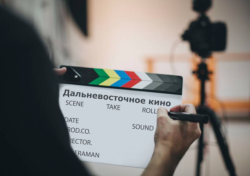 Три фильма о Дальнем Востоке получат поддержку Фонда кино В Москве в пресс центре ТАСС прошла пресс конференция посвященная итогам первого Дальневосточного грантового конкурса Фонда кино и перспективам развития кинопроизводства в макрорегионе В мероприятии приняли участие заместитель министра Российской Федерации по развитию Дальнего Востока и Арктики Эльвира Нургалиева исполнительный директор Фонда кино Фёдор Соснов а также продюсеры и режиссёры проектов получивших дополнительное финансирование по итогам конкурса В первом конкурсе участвовали 29 проектов По итогам конкурсного отбора поддержку получили три фильма Легенда о Горностае Чукотка Все реки впадают в моря Хабаровский край и Пёс Приморский край Общий бюджет конкурса составил 200 млн рублей Фильм Легенда о Горностае объединяет мифы чукотских охотников и предания о сибирских первопроходцах Главный герой юный эскимосский вождь мстящий за убийство отца Проект задуман как часть программы по сохранению культурного наследия Арктики Съёмки пройдут на Чукотке в 2026 2027 годах бюджет фильма составит 50 млн рублей Комедийно приключенческая картина Все реки впадают в моря рассказывает историю двух подростков решивших отправиться в путешествие на плоту чтобы завоевать внимание девушки Общий бюджет проекта 145 млн рублей из которых 70 млн предоставит Фонд кино Криминальная драма Пёс повествует о бывшем киллере отправившемся спасать похищенную внучку Герой страдает провалами в памяти и ведет записи в блокноте чтобы не потерять нить событий Съемки запланированы на Дальнем Востоке Картина получит финансирование Фонда кино в объёме 80 млн рублей Заместитель министра Российской Федерации по развитию Дальнего Востока и Арктики Эльвира Нургалиева отметила что киноиндустрия на Дальнем Востоке становится одним из драйверов креативной экономики региона В 2022 году в ДФО по поручению Минвостокразвития России была создана Дальневосточная кинокомиссия которая продвигает регион как площадку для съёмок координирует меры поддержки включая программы рибейтов и помогает налаживать взаимодействие между продюсерами и региональными властями Сегодня региональные кинокомиссии действуют в восьми субъектах ДФО Девять регионов проводят собственные кинофестивали а программы рибейтов реализуются в Приморье Якутии Бурятии и на Чукотке По условиям конкурса Фонда кино не менее 30 творческой команды проекта должны составлять жители Дальнего Востока а часть грантовых средств используется на территории региона Размер гранта может достигать 100 млн рублей и покрывать до 70 бюджета фильма в исключительных случаях до 100 Прислать новость