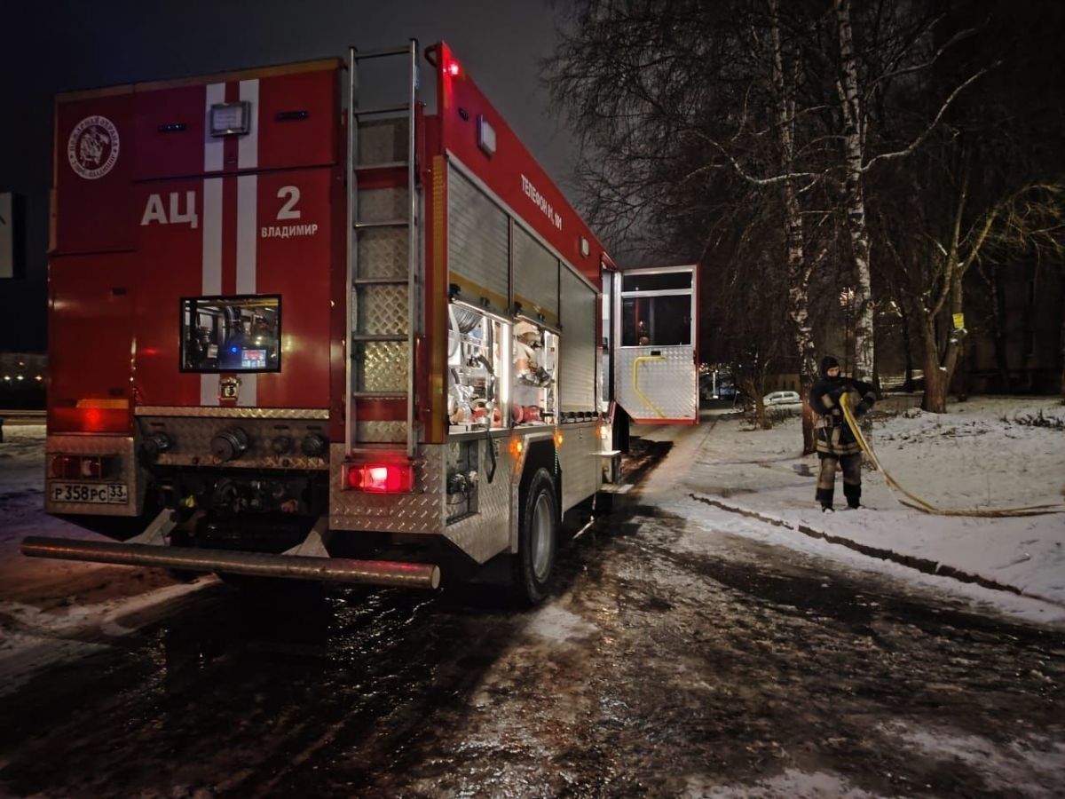 Владимирские пожарные эвакуировали пять человек при возгорании в многоквартирном доме    Пожар охватил площадь 0,5 кв.м в многоквартирном доме на улице Тракторная, 1 а.  ↗  Прислать новость   Подписаться