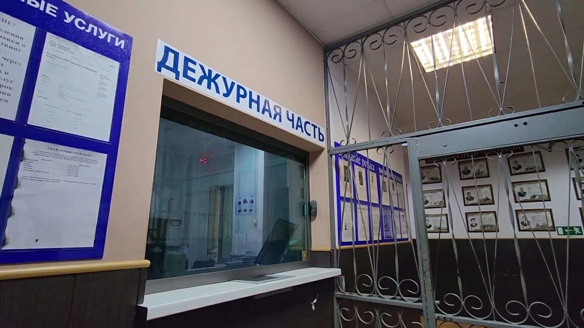 Полиция Владивостока проверяет информацию об инциденте в Ленинском районе В ходе мониторинга социальных сетей полицейскими выявлена публикация об антиобщественном поведении гражданина в районе остановки общественного транспорта расположенной в Ленинском районе Установлено что в дежурную часть отдела полиции N 1 УМВД России по городу Владивостоку поступило заявление 28 летней местной жительницы о том что неизвестный мужчина занимается ненасильственными действиями сексуального характера в районе остановки общественного транспорта Гайдамак В настоящее время полицейские проводят оперативно розыскные мероприятия направленные на установление личности и местонахождения правонарушителя По результатам проверочных мероприятий будет принято законное и обоснованное решение