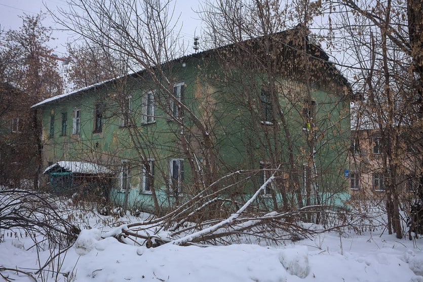 В два раза разрешили увеличить плотность застройки на Никитина  В Октябрьском районе Новосибирска в границах улиц Никитина, Автогенной, Крамского и Коммунстроевской за последние несколько лет расселили более 40 аварийных двухэтажных домов. Большинство зданий уже снесли, осталось убрать несколько полуразрушенных построек и хаотичную растительность. На площадку в 3,8 га зайдёт компания «СЗ «Альфа» с масштабным инвестиционным проектом. Застройщик возведёт многоэтажки с подземными автостоянками.  В конце декабря 2024 года на официальном сайте города опубликовали постановление, из которого следует, что компания «СЗ «Альфа» получила разрешение повысить коэффициент плотности застройки земельного участка на Никитина, з/у 132: предельное максимальное количество квартир увеличили с 368 до 701 на один гектар. То есть в итоге на территории может появиться более 2500 квартир общей площадью свыше 100 000 кв. метров. Проект предварительно прошёл общественные обсуждения, по результатам которых и было принято решение об изменении допустимых параметров строительства.  Подробности — читайте на сайте «Новосибирские новости».  Фото Ростислава Нетисова