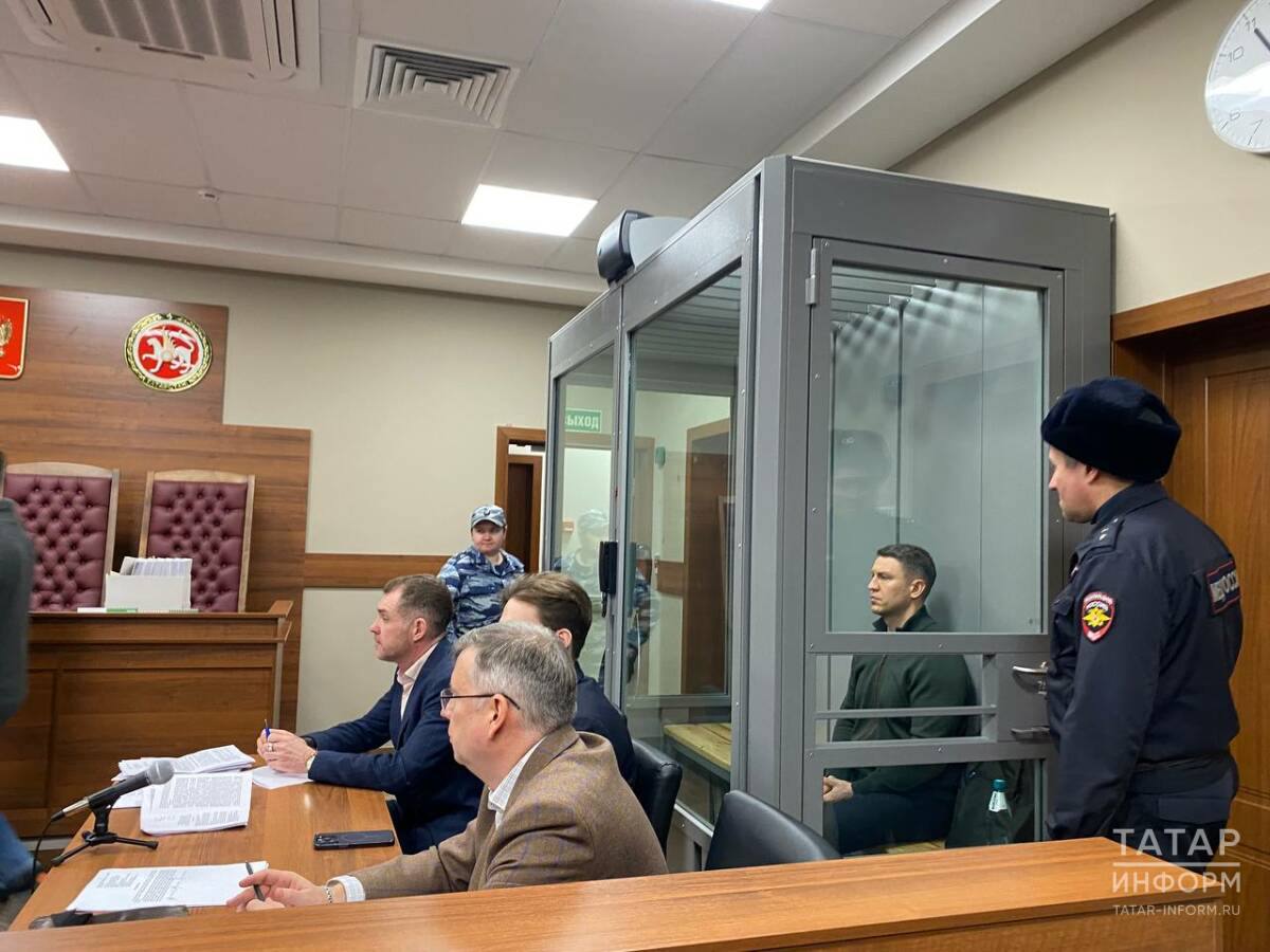 ‎  Прокуратура взыскала с экс-главы КирМоса почти полмиллиарда рублей  Верховный суд Татарстана рассмотрел иск прокуратуры о взыскании в доход государства имущества, приобретенного на неподтвержденные доходы бывшим главой администрации Кировского и Московского районов Казани Сергеем Мироновым и его родственниками.  Как сообщает прокуратура Татарстана, расходы по приобретению недвижимого имущества семьи Миронова не соответствуют заявленным доходам.  Он зарегистрировал на себя и своих близких 45 объектов недвижимости. Кроме того, продал восемь объектов недвижимости, приобретенного на неподтвержденные доходы, и получал деньги от сдачи в аренду нежилых помещений.  Судом требования прокуратуры удовлетворил и взыскал с Миронова 437 млн рублей.  Ранее Сергей Миронов был уволен по иску прокуратуры в связи с утратой доверия.  Уголовные дела в отношении Миронова по статьям «Превышение должностных полномочий» и «Злоупотребление должностными полномочиями» находятся на рассмотрении в суде.   Подпишитесь: