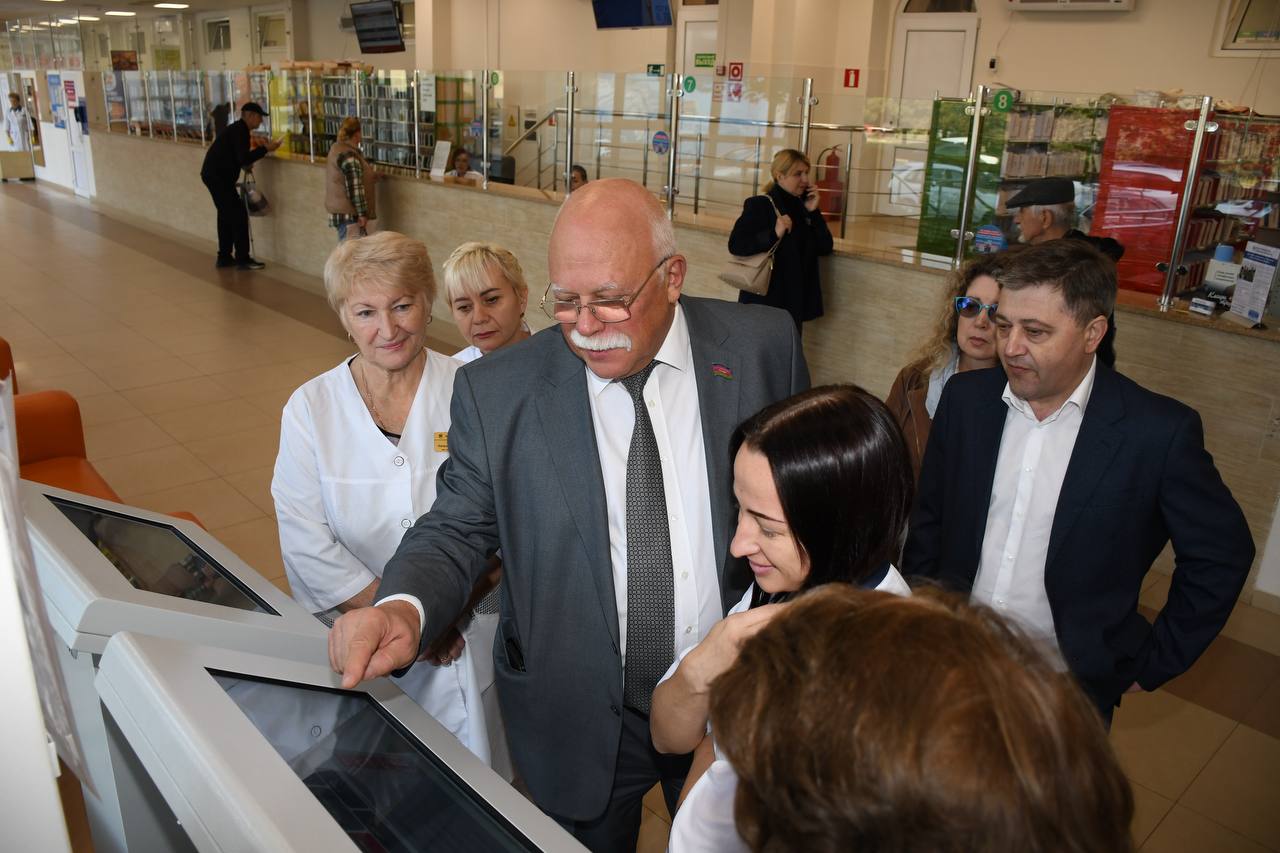 Зампредседателя ЗСК председатель комитета по вопросам здравоохранения и соцзащиты населения Николай Петропавловский провел выездное мероприятие рабочей группы в Белореченском районе Его целью стало рассмотрение хода реализации профильных нацпроектов и госпрограмм учреждениями здравоохранения муниципалитета В работе приняли участие представители министерства здравоохранения края глава Белореченского района Сергей Сидоренко председатель Совета муниципалитета Татьяна Марченко замглавы по соцвопросам Елена Воронина руководители и специалисты медучреждений района В ходе выезда участники побывали в Белореченской центральной районной больнице ЦРБ в том числе в ее структурном подразделении врачебной амбулатории поселка Южный Об их деятельности рассказала главный врач ЦРБ Фатима Хадипаш Так амбулатория была построена в 2024 году и рассчитана на 25 посещений в смену К ней для медицинского обслуживания прикреплено 2705 человек проживающих в Южненском сельском поселении При посещении ЦРБ особое внимание участники уделили поликлиническому отделению капитальный ремонт которого был проведен в 2023 году на сумму порядка 70 млн рублей По итогам выездного мероприятия Николай Петропавловский отметил проведенную муниципалитетом работу по укреплению материально технической базы медучреждений расширению ее сети в рамках реализации нацпроекта Здравоохранение с 2019 по 2024 год В то же время он подчеркнул что наиболее важной задачей для органов местного самоуправления Белореченского района остается привлечение медицинских работников В этой связи он заострил внимание на необходимости усиления существующих мер соцподдержки специалистов и разработке новых Также зампредседателя ЗСК заверил что профильный комитет кубанского парламента продолжит практику подобных выездов в муниципалитеты для изучения положения дел на местах и выработку рекомендаций по совершенствованию проводимой работы