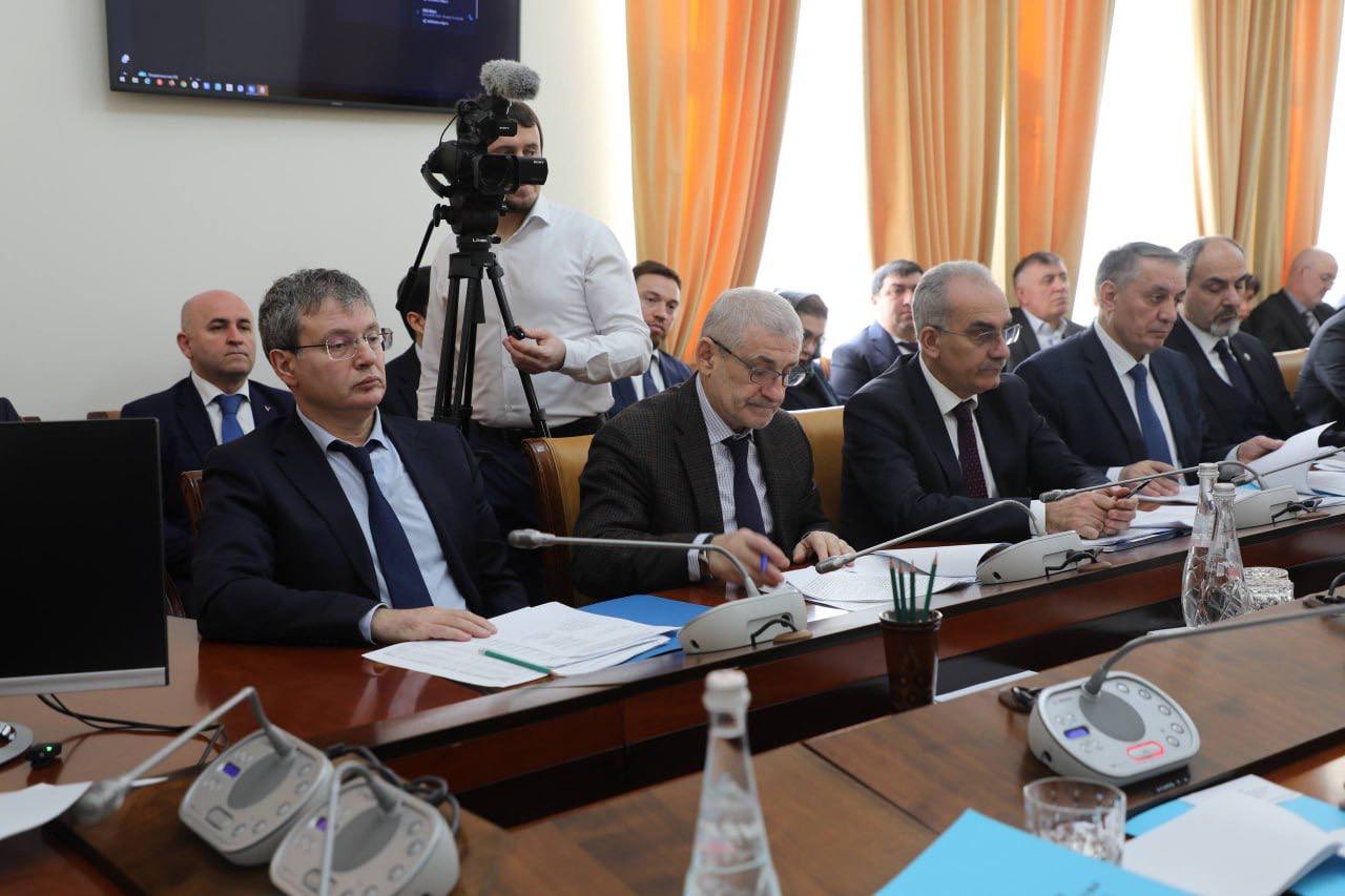 На 34 выросли налоговые и неналоговые доходы консолидированного бюджета Дагестана Председатель Правительства Дагестана Абдулмуслим Абдулмуслимов провёл совещание по вопросу предварительного исполнения консолидированного бюджета Республики Дагестан и реализации национальных проектов за 2025 год За 11 месяцев в республиканский бюджет поступило налоговых и неналоговых доходов в сумме 57 7 млрд рублей По словам Абдулмуслима Абдулмуслимова от плана это составляет 116 2 к годовым бюджетным назначениям 102 2 а по сравнению с аналогичным периодом прошлого года 40 или 15 6 млрд рублей Поступление налоговых и неналоговых доходов в консолидированный бюджет составило 77 млрд 863 6 млн рублей из них в республиканский бюджет как указано выше 57 7 млрд рублей и бюджеты муниципальных образований 20 2 млрд рублей Таким образом налоговые и неналоговые доходы консолидированного бюджета за 11 месяцев увеличились на 34 плюсом в бюджет поступило 19 7 млрд рублей Проводимые мероприятия всеми заинтересованными сторонами касающиеся исполнения доходной части бюджета позволяют нам сегодня выполнить не только все социальные обязательства перед населением республики но и реализовать иные программы как инвестиционные так и социальные подчеркнул Абдулмуслим Абдулмуслимов Премьер министр сообщил что немалую долю расходов органам власти по плану необходимо осуществить в декабре Первый заместитель Председателя Правительства РД Руслан Алиев сообщил что по состоянию на 13 декабря полностью профинансированы расходы по социально значимым позициям в то же числе заработная плата с начислениями коммунальные услуги стипендии пособия детям сиротам социальные выплаты Говоря о доходной части Руслан Алиев доложил что консолидированный бюджет региона по состоянию на 1 декабря по доходам исполнен в сумме 211 млрд 280 млн рублей что составило 107 7 к текущим бюджетным назначениям Абдулмуслим Абдулмуслимов поручил руководителям министерств и ведомств принять исчерпывающие меры по полному освоению выделенных средств из республиканского и федерального бюджетов обеспечить достижение показателей результативности реализации госпрограмм и нацпроектов