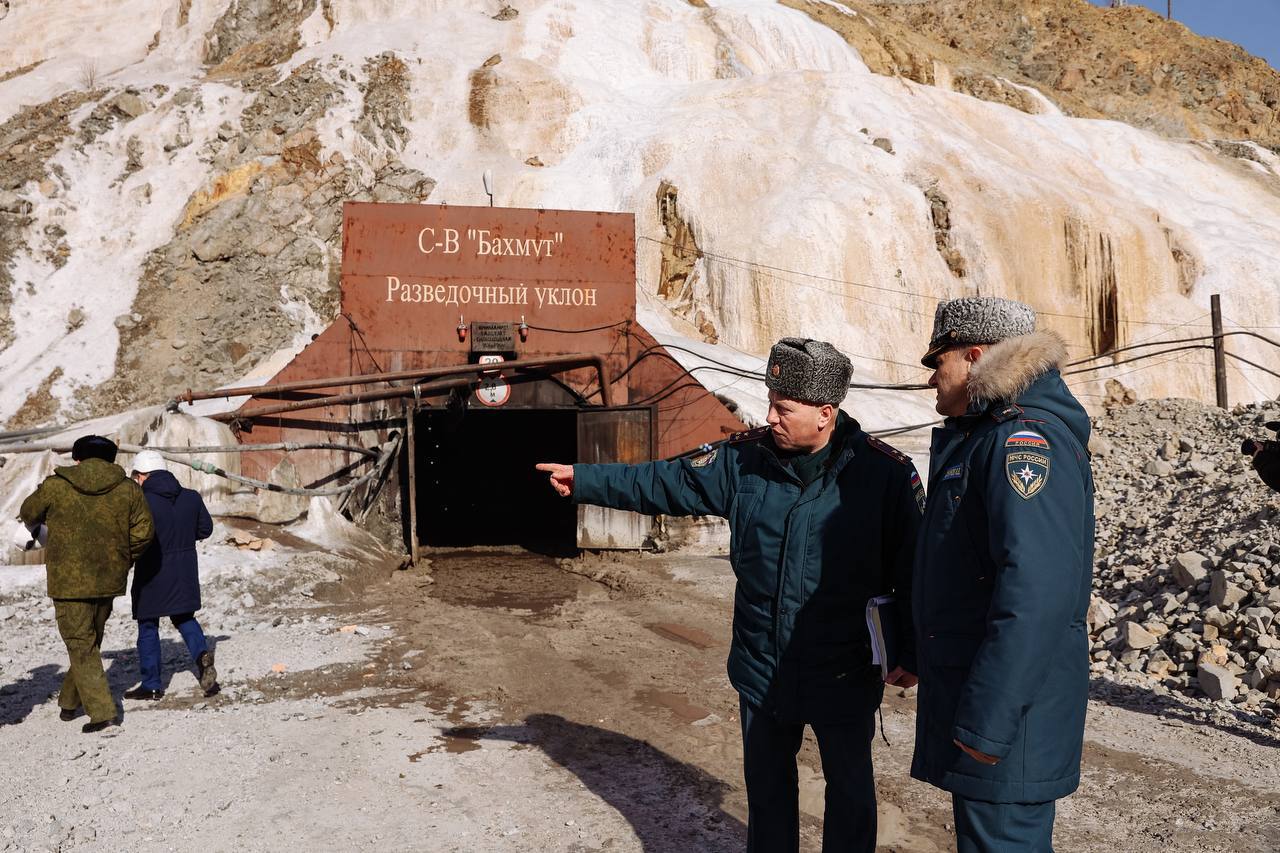 В Приамурье состоится суд по делу о гибели горняков на руднике «Пионер»  Приговор за нарушения требования промышленной безопасности выслушают управляющий директор и главный инженер.  Весной прошлого года на руднике в Зейском округе произошел обвал, погибли 13 работников. Следствие уверено, что обвиняемые знали о наличии технических нарушений и запрете вести горные работы при наличии водоема в пределах месторождения, но работы не остановили.