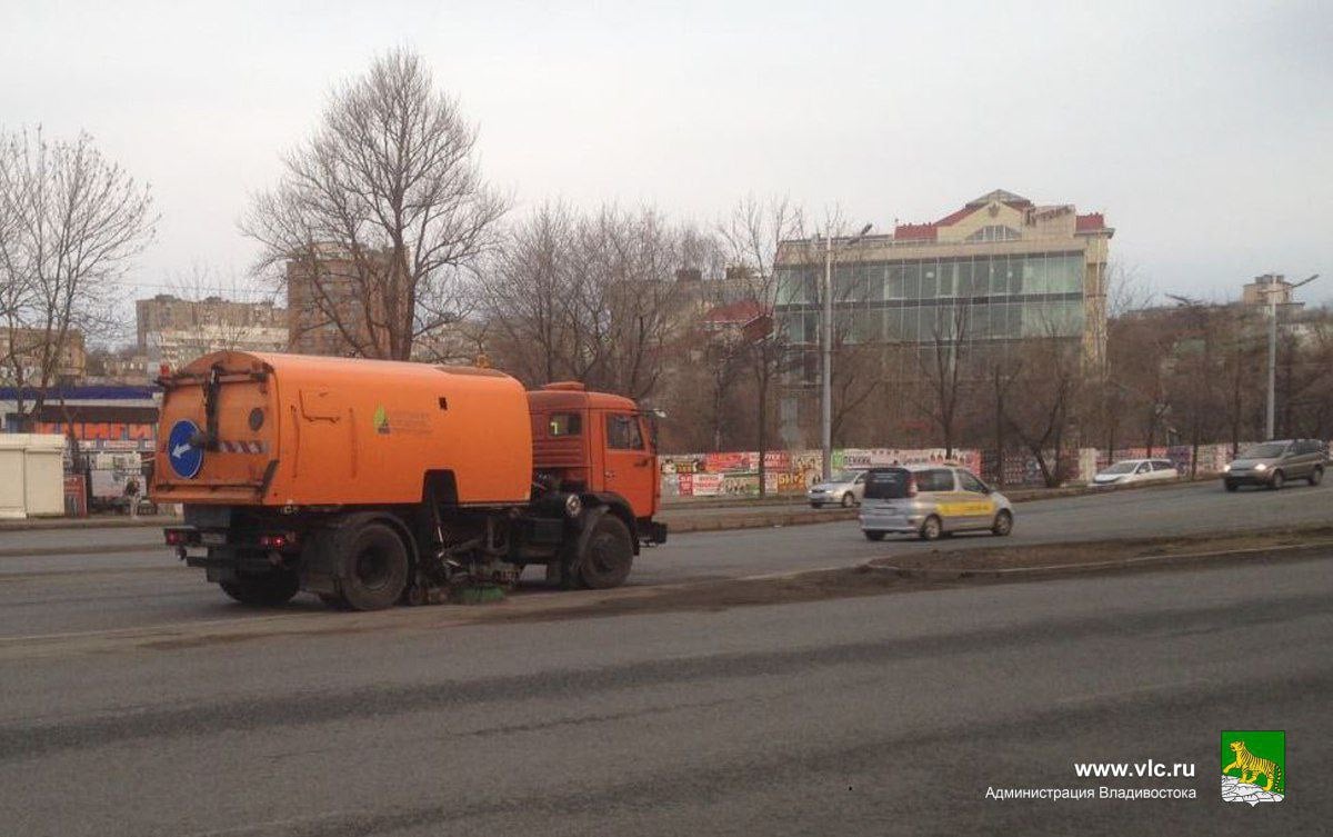 На улицы города вышли подметально-уборочные машины. Свою работу они начали с основных маршрутов: Партизанского и Океанского проспектов, улиц Некрасовская, Суханова, Маковского и проспекта 100-летия Владивостока.    Кроме того, в ежедневном режиме специалисты дорожного предприятия «Содержание городских территорий» продолжают наводить порядок на улицах города: очищать остановки и другие объекты от граффити и объявлений, собирать и вывозить мусор и проводить широкий спектр других работ.    С начала марта комплексную уборку провели на улицах Русской, Давыдова, Сипягина, Окатовой, Луговой, Спортивной, Пологой, Интернациональной, Калинина, Гоголя, Прапорщика Комарова, Капитана Шефнера, Маковского, проспекте 100-летия Владивостока и Университетском проспекте.  Работы продолжаются.     #Благоустройство #Санитария