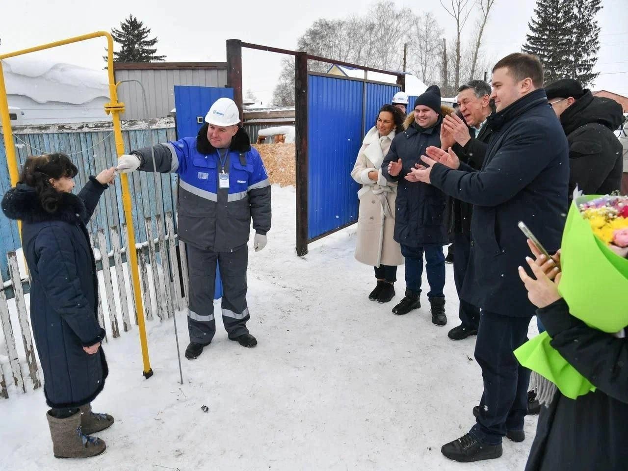 Виталий Хоценко принял участие в открытии газопровода в Большереченском районе.  Губернатор назвал это историческим событием для омского севера. Газопровод-отвод был построен по решению президента Владимира Путина в рамках программы развития газоснабжения и газификации Омской области.  Открытая трибуна.