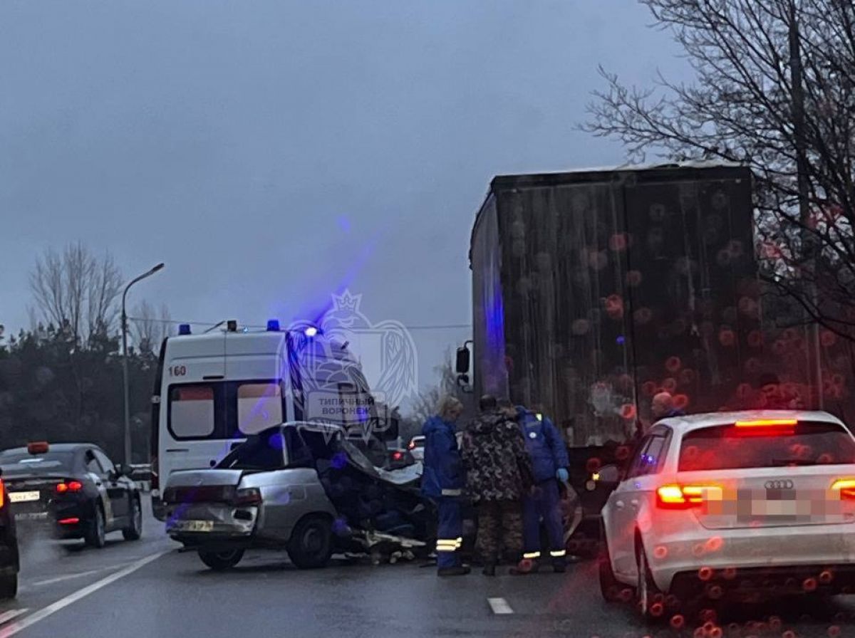 ВАЗ влетел под прицеп фуры в Воронеже     Пострадавших, по предварительным данным, нет. Авария произошла на пересечении Московского проспекта и Антонова-Овсеенко.  ↗  Прислать новость   Подписаться