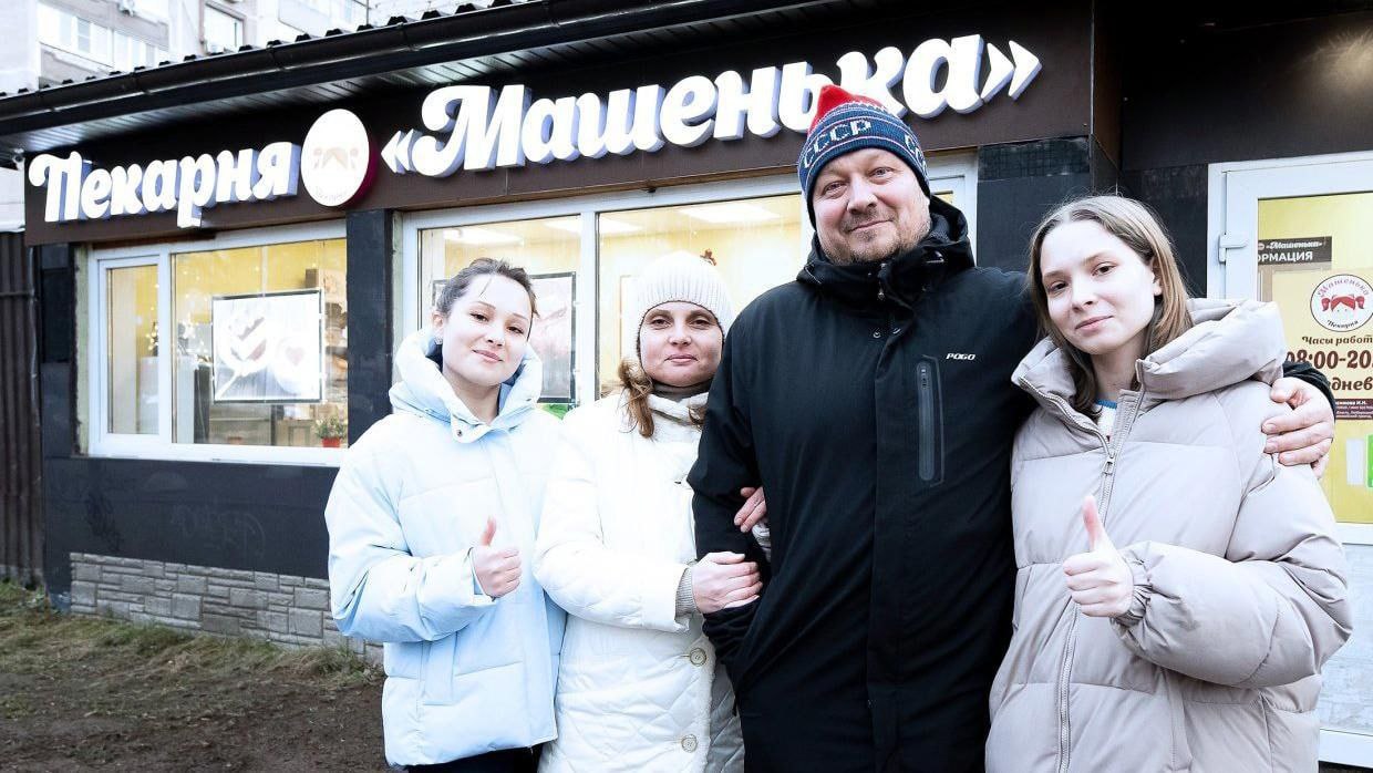 Пекарня Машенька владелец которой жаловался Путину на налоги во время прямой линии может закрыться уже к апрелю маю Предприниматель Денис Максимов заявил что переход с патентной системы на уплату НДС делает бизнес нерентабельным По его словам после эфира с ним связывались чиновники и министры но налоговых льгот так и не предложили При рентабельности 15 16 пекарне приходится отдавать до 12 в виде налогов Если условия не изменят бизнес будет закрыт а владельцу проще уйти работать в найм bankoffo