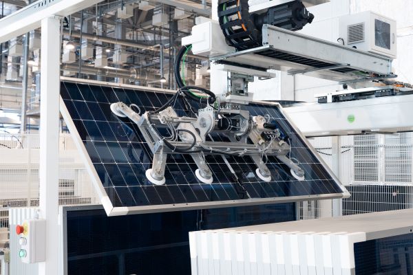 Пятимиллионный солнечный модуль выпущен на заводе Хевел   www eprussia ru news base 2025 1733112 htm На заводе Хевел в Новочебоксарске выпущен пятимиллионный гетероструктурный солнечный модуль мощностью 560 Вт получивший персональное имя Чемпион Как уточнила пресс служба организации двусторонний модуль будет отправлен в Чеченскую республику где завершается строительство Курчалоевской солнечной электростанции Хевел новости энергетики СЭС