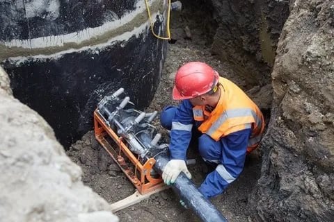 В Великом Новгороде запланирован масштабный капремонт водоводов  Уже сегодня устранится утечка на Пестовской, 6 корпус 1    В городе проложено около 650 километров сетей, включая полиэтиленовые, стальные, оцинкованные и чугунные трубы. В ближайших планах — капитальный ремонт более 20 водоводов для улучшения водоснабжения  Подписаться