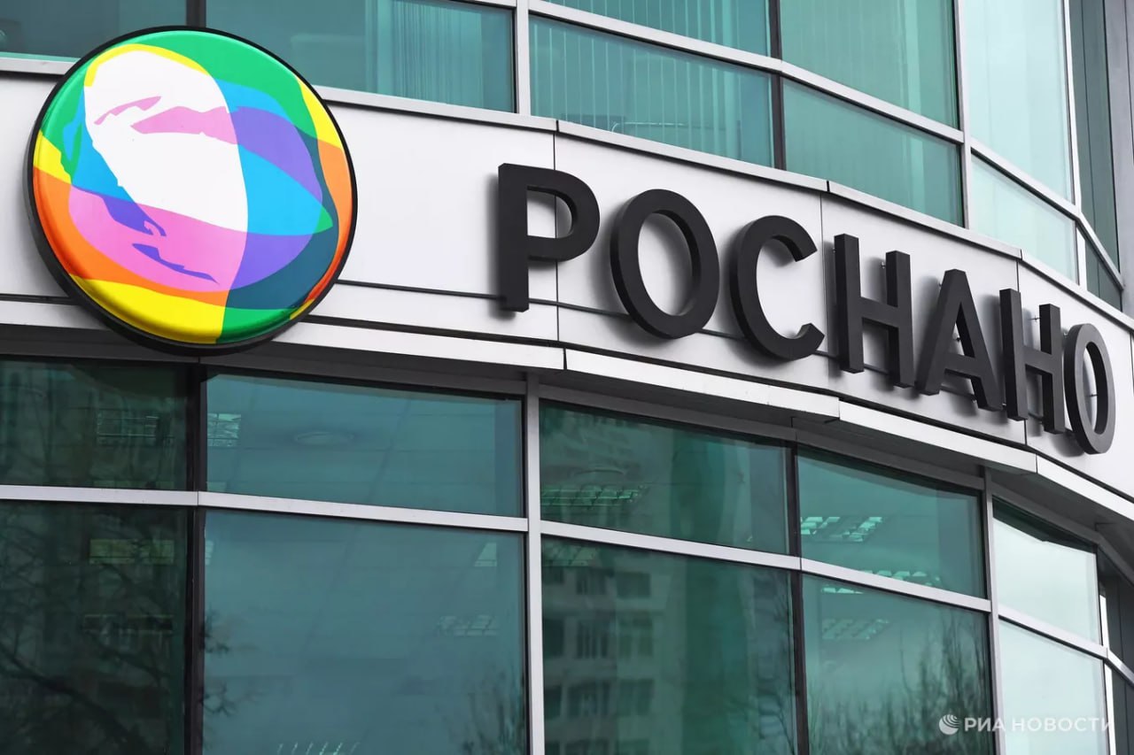 «Роснано» преодолела кризис ликвидности и представила новые проекты  МОСКВА, 21 мая. ИА Цивилизация. ТЕХНОЛОГИИ. Корпорация «Роснано» больше не занимает средства и преодолела кризис ликвидности, заявил председатель правления Сергей Куликов на встрече с президентом Владимиром Путиным. За четыре года коэффициент использования бюджетных средств вырос до 6,2, что признано успешным показателем в Минфине.  Куликов сообщил, что портфель компании увеличился на 160% по стоимости и технологической зрелости, а доходность выходов превышает ключевую ставку. Ранее долг корпорации составлял 440 млрд рублей, включая 178 млрд процентов, но турбулентность преодолена. Среди новых проектов — совместный с «Норникелем» завод по извлечению компонентов из отвалов и первый электрический таксомоторный флот в Нижнем Новгороде, созданный с РЖД и «Россетями».  Фото: РИА Новости / Михаил Воскресенский  ИА «ЦИВИЛИЗАЦИЯ». Подписаться