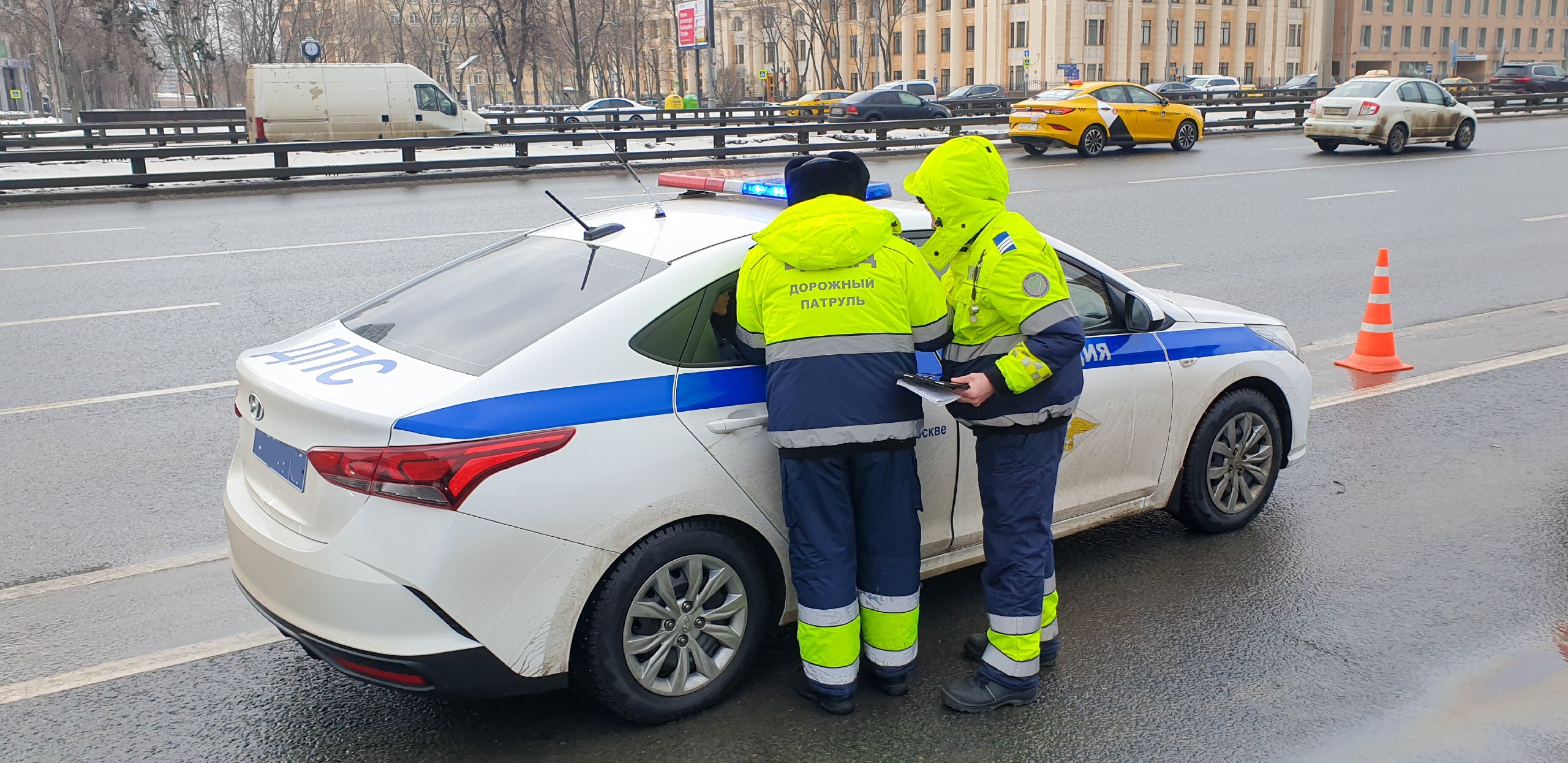 ГИБДД предостерегла москвичей от управления авто в нетрезвом виде в выходные  Инспекторы Госавтоинспекции Москвы предостерегла водителей от управления автомобилем в состоянии алкогольного опьянения в наступившие выходные во избежание ДТП.  В ГИБДД сообщили, что за текущую неделю на дорогах Москвы пресечено более 270 случаев вождения транспорта в нетрезвом виде. Среди них в 81 случаях доказано нетрезвое состояние у водителей.  171 автомобилистов отказались проходить медосвидетельствование. 22 водителя повторно…