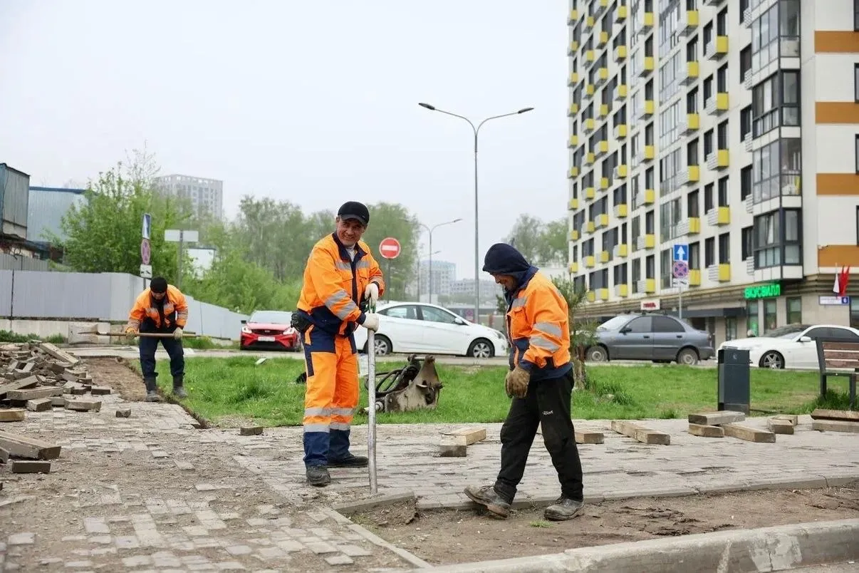 В ЖК Москвичка началось благоустройство территории сообщил депутат Госдумы Герой России Дмитрий Саблин Специалисты подрядной организации приступили к подготовительным и демонтажным работам на центральной аллее жилого комплекса Планируется что в рамках первого этапа благоустройства здесь до конца лета обновят пешеходные зоны внутридомовые дороги и парковки Также по просьбам жителей в проект включены замена качелей и детских игровых городков Рабочая группа Гарантии и приоритеты социальной инфраструктуры под руководством Дмитрия Саблина внимательно следит за реализацией проекта Ранее Дмитрию Вадимовичу удалось сохранить сроки его исполнения не допустить переноса дат