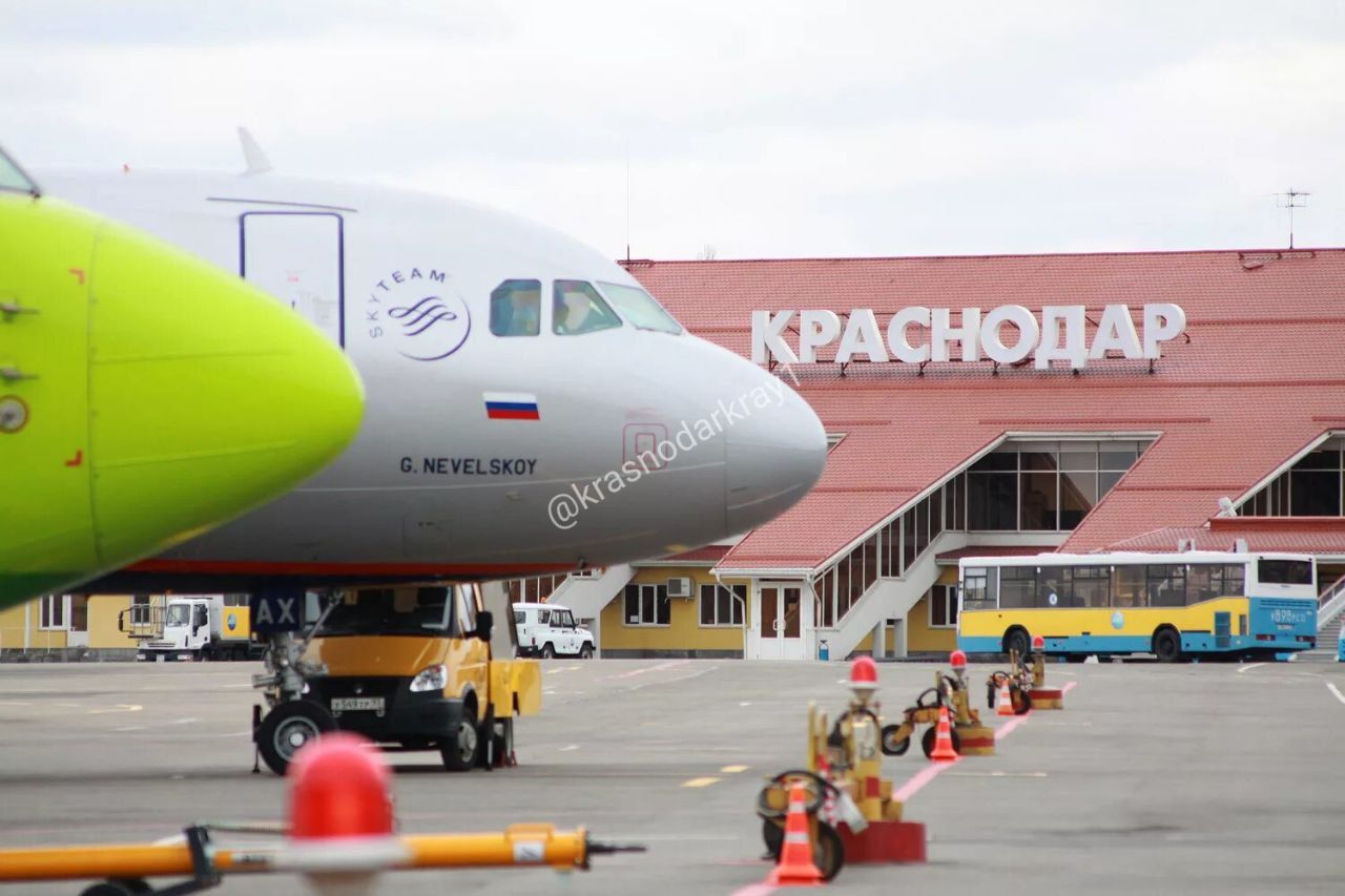 Почти 4 млрд рублей получил из бюджета аэропорт Краснодара за время простоя Аэропорт Краснодара за два года простоя получил почти 3 9 млрд руб субсидий из федерального бюджета сообщают Краснодарские Известия со ссылкой на пресс службу Росавиации Средства направлялись на поддержку инфраструктуры и персонала предприятия Воздушная гавань остается закрытой с февраля 2022 года когда по решению Росавиации была приостановлена работа ряда аэропортов юга России Полеты выполняются только через Сочи а в июле этого года первый рейс из Москвы принял аэропорт Геленджика В ведомстве подчеркивают что Краснодар готов возобновить работу сразу после получения соответствующего распоряжения параллельно ведется подготовка кадрового обеспечения Дата открытия аэропорта пока не определена Ваши видео высылайте нам в бот krasnodarkray bot Подпишись поделись krasnodarkray1 Прислать видео новость