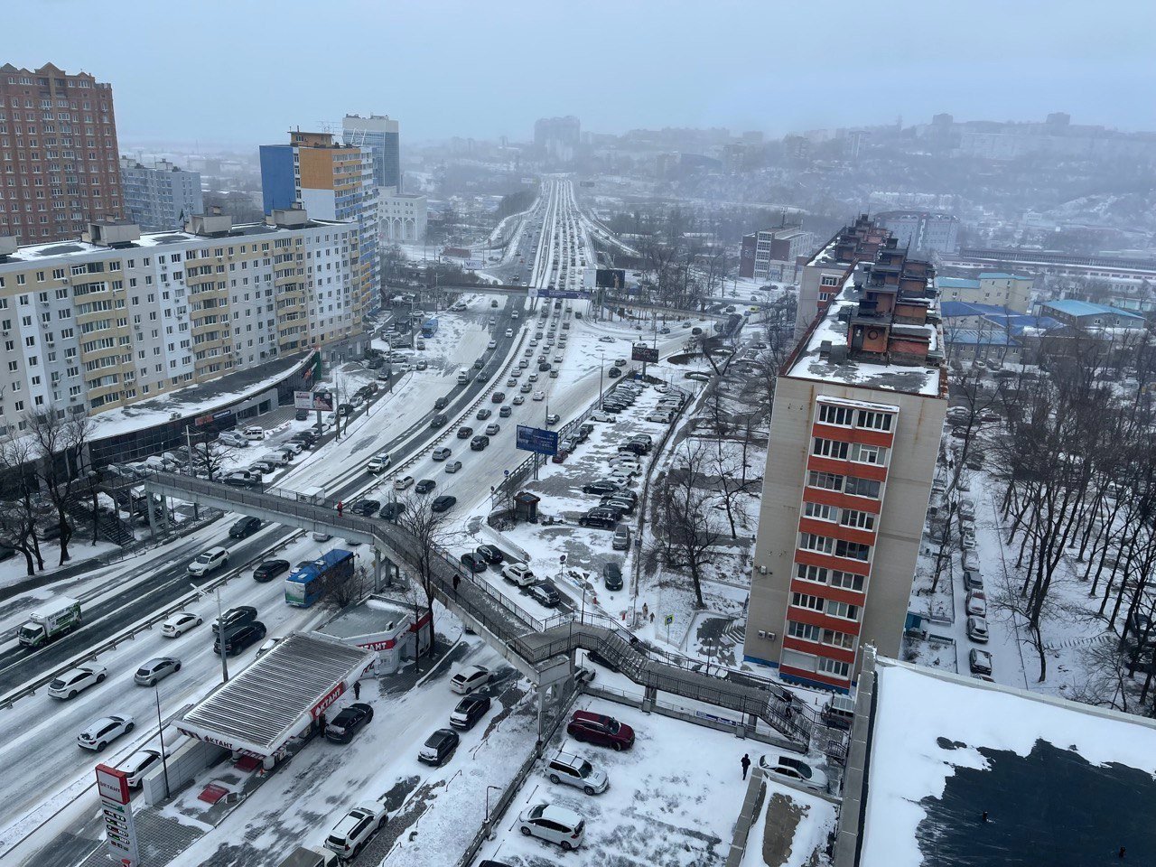 Примгидромет назвал дату первого снега во Владивостоке. Осадки, в том числе и снегопад, пройдут по всему Приморью – на край идет мощный циклон, стихия ударит по краю в праздничный день 4 ноября.  Как сообщает Примгидромет, погода начнет портиться уже в воскресенье. После обеда к краю подойдет китайский циклон, и на западе региона начнутся дожди. Однако в этот день будет относительно тепло: воздух по краю прогреется до +5…+13 °С. Во Владивостоке термометры покажут +7…+10 °С, дождь вероятен ближе к вечеру.  Серьезные осадки начнутся в ночь на понедельник. Они пройдут практически по всему краю и местами будут сильными.    Дождь на большей территории перейдет в снег, возможны гололедные явления, на дорогах осложнится обстановка. Температура +2…-4 °С, на юге +3…+6 °С.  Во Владивостоке в ночь на 4 ноября пройдет дождь, к утру похолодает, и в некоторых районах города полетят первые снежинки.   Днем в понедельник погода также не порадует жителей края. Будет холодно и ветрено, осадки станут тише, но местами все еще будут идти снег и мокрый снег. На дорогах образуется гололедица.  В дальневосточной столице задует очень сильный северо-западный ветер, столбики термометров поднимутся чуть выше нуля.