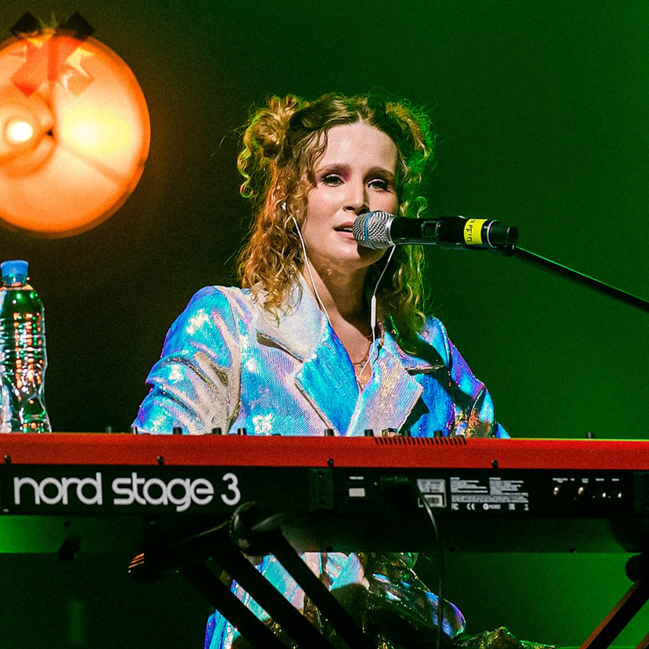 Концерт Монеточки в Риге прервали Как сообщают СМИ во время выступления у певицы началась сильная аллергическая реакция Зрители отмечают что сразу заметили что у артистки сильно слезятся глаза В итоге концерт остановили а к залу подъехала машина скорой помощи концерт был отменен признана иноагентом в РФ НЕ МОРГЕНШТЕРН