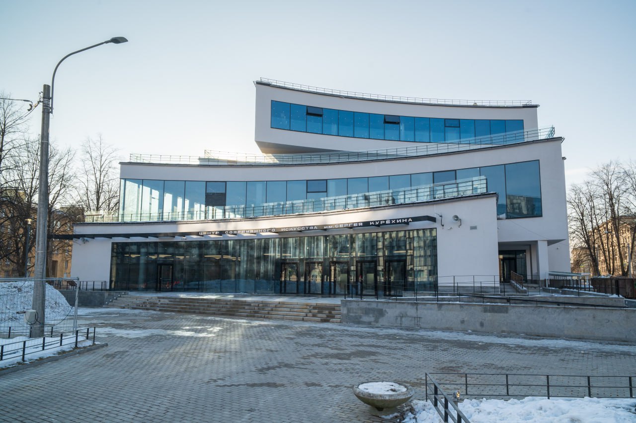 Центр Курехина на Васильевском острове откроется 11 сентября Центр имени Сергея Курехина на Среднем проспекте Васильевского острова откроется после реконструкции в дни Форума объединенных культур сообщили в пресс службе центра В новом центре будут большой и малый концертный залы репетиционные точки общественная зона выставочные пространства кафе телестудия и медиатека В новом интерьере отсылки к облику исторического кинотеатра Прибой Было принято принципиальное решение интерьер не должен перетягивать внимание объясняют в центре Пространство должно подчеркивать искусство Мотив Прибоя и образ Капитана нашли отражение в ритме акустических панелей напоминающих волнорезы в параметрическом балконе большого зала волнообразной кулисе в кафе и ресторане а также колоннах из нержавеющей стали Контекст Центр современного искусства впервые открыли в 2004 году на месте бывшего кинотеатра Прибой Реконструкция здания началась в 2016 году Тогда демонтаж центра артисты превратили в перформанс Пока шли работы центр размещался на временной площадке на Лиговском проспекте В ходе реконструкции несколько раз менялись подрядчики а срыв сроков в Смольном объясняли неравномерной осадкой здания Работы планировали завершить в 2021 году потом перенесли сдачу на 2024 й а затем на начало 2025 го В феврале реконструкцию здания официально завершили Фото Бумага Подписывайтесь на Бумагу и предлагайте новости