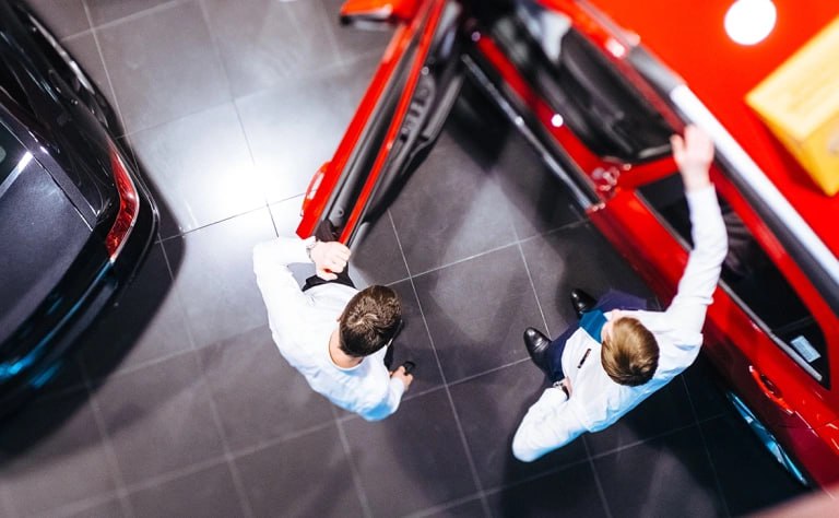 Власти прорабатывают вопрос об отмене утилизационного сбора для автомобилей работающих на газовом топливе говорится в нововведении проекта плана реализации Энергетической стратегии на период до 2050 года Содержание документа передает газета Известия В министерстве энергетики отметили что поддерживает введение этой меры хотя бы на определенный период времени В обновленной энергетической стратегии зафиксированы достаточно амбициозные цели по увеличению потребления метана в качестве топлива сообщили газете в министерстве В документе также содержатся меры дополнительной поддержки газомоторного транспорта на федеральном и региональном уровнях передают Известия План проходит межведомственное согласование Фото Мария Ионова Грибина РБК РБК в Telegram и MAX