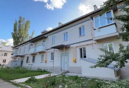 В Мариуполе завершены работы по восстановлению жилого дома, построенного в 1949 году, расположенного на улице Владимирской. Строители из Краснодара провели масштабный ремонт двухэтажного здания, которое ранее получило серьезные повреждения. Специалисты отмечали необходимость восстановления значительных частей конструкции, включая стеновые и разгрузочные балки. Также требовался капитальный ремонт крыши, кладки и перегородок, а также оконных и дверных перемычек. Сообщение об этом появилось в пресс-службе строительной компании. Источник: