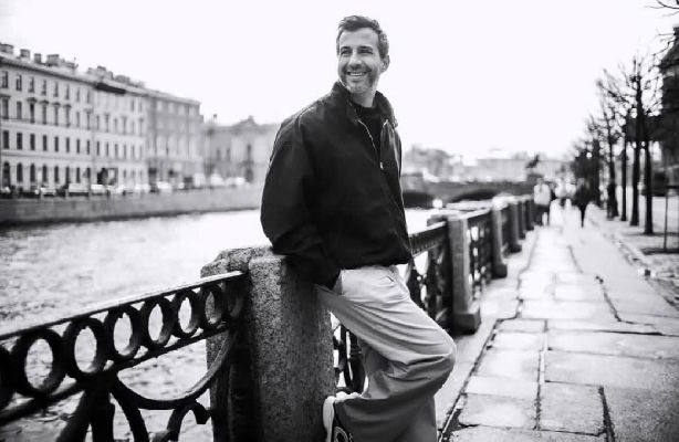 Активисты потребовали отменить премьеру фильма с Иваном Ургантом Общественное движение «Зов народа» обратилось к министру культуры РФ Ольге Любимовой с просьбой отменить отечественную премьеру фильма «Во сне ты горько плакал» режиссера Николая Солодникова. Общественники назвали трансляцию картины «неприемлемой», поскольку в ней главную роль исполнил телеведущий Иван Ургант. В «Зове народа» отметили, что в начале СВО Ургант публично осудил действия российских властей — и несмотря на то, что он впоследствии удалил пост, но затем «извинений или действий в поддержку России от него не последовало». Активисты также возмутились фигурой самого Николая Солодникова, который, подчеркнули они, уехал из РФ после начала СВО и является мужем иноагента Катерины Гордеевой признана в РФ иностранным агентом . По словам представителей общественного движения, дебютную работу Солодникова спонсировал фонд Александра Сокурова, «который в 2021 году призывал к разделу России на несколько государств». Подписывайтесь