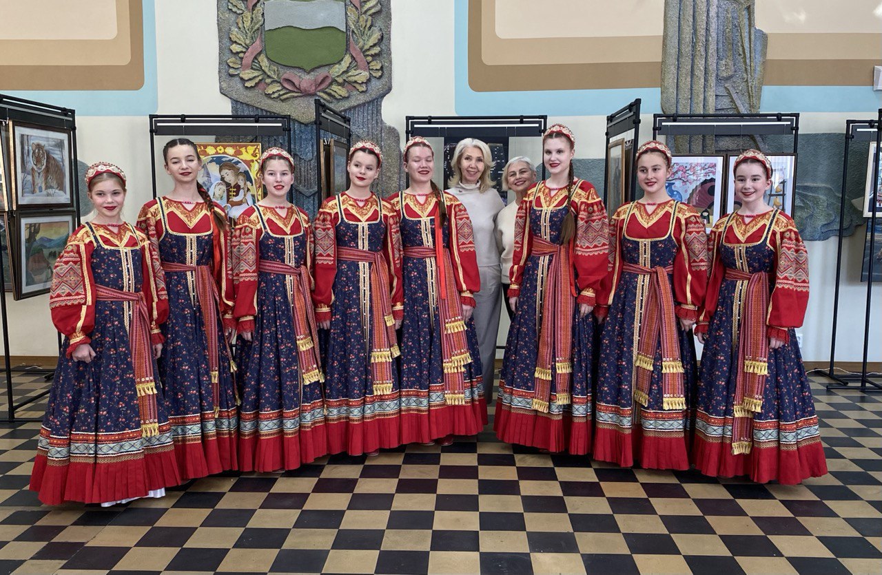 Палитра юности в краеведческом музее открылась выставка к 105 летнему юбилею ЦДШИ им М Ф Кнауф Каминской Экспозиция собрала более 20 работ юных художников воспитанников школы На церемонии открытия и о директора музея Елена Халиманова вручила руководителю школы Татьяне Бедёриной благодарственное письмо за многолетнее сотрудничество организацию выставки и большой вклад в эстетическое воспитание подрастающего поколения Выставка будет работать до 23 ноября включительно АОТВ Фото правительство Амурской области