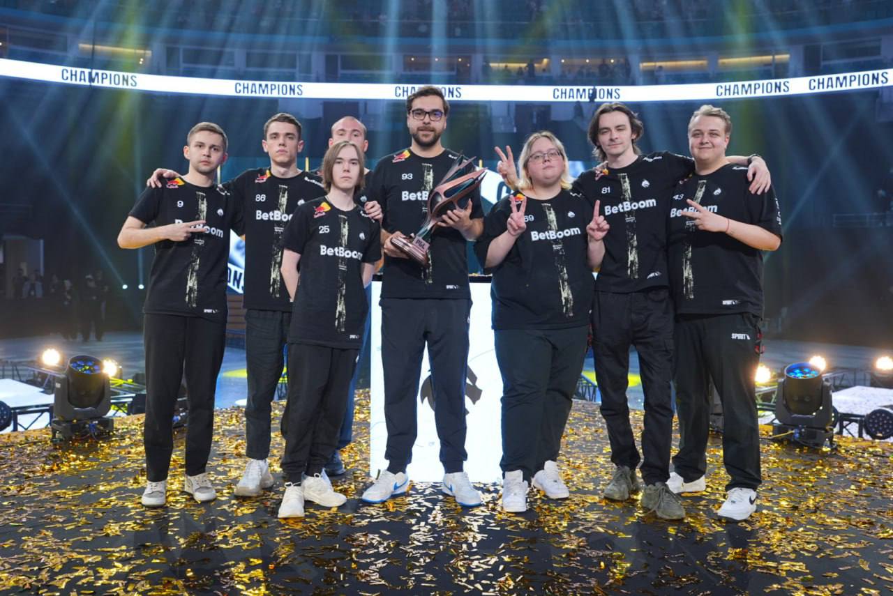 Team Spirit стали чемпионами PGL Astana 2025! Команда победила датский коллектив Astralis со счётом 3:1 по картам в матче формата Best of 5 Bo5 . Последняя карта далась с трудом, но спортсмены смогли одержать верх. Лучшим игроком турнира стал donk. Astralis, получив второе место, показали отличный результат. В команде сейчас большие проблемы, но игроки проявили сильный характер и прошли в финал. Третье место занял коллектив Aurora, а на четвертом месте оказалась Furia.