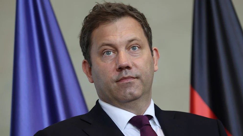 Больше всех от повышения выигрывает государство В Германии повысится минимальная оплата труда но ещё сильнее вырастут налоги С нового года минимальная зарплата в Германии повысится с 12 82 до 13 90 евро в час Однако союз налогоплательщиков BdSt предупреждает вместе с оплатой труда вырастет и налоговая нагрузка на низкооплачиваемых работников По данным BdSt для работника с полной занятостью подоходный налог может увеличиться на 29 с 1535 до 1981 евро в год Сама минимальная зарплата для сравнения увеличивается всего на 8 Тот кто работает на полную ставку и получает минимальную зарплату заплатит примерно на 450 евро в год больше налогов Так что больше всех от повышения минимальной зарплаты выигрывает государство считает президент BdSt Райнер Хольцнагель Причиной Хольцнагель называет прогрессию налогообложения чем выше доход тем больший процент нужно платить так что прежде всего пострадают работники с низкими доходами Поэтому по словам Хольцнагеля повышение минимальной зарплаты не имеет смысла Политика должна вместо этого провести фундаментальную реформу подоходного налога вот тогда малые и средние доходы действительно выиграют BILD Russian