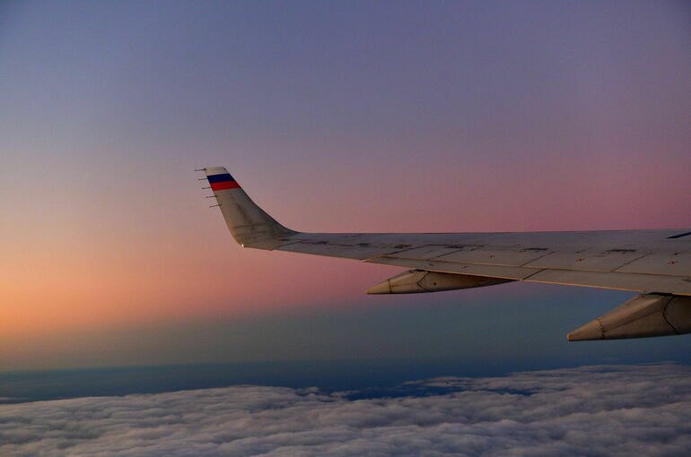 Эксперимент по посадке на самолеты с использованием биометрии С 1 июля 2026 года в аэропортах Пулково и Шереметьево начнется эксперимент позволяющий пассажирам проходить на посадку по биометрическим данным Эксперимент продлится до 1 декабря 2027 года Участие добровольное и доступно гражданам РФ иностранцам и лицам без гражданства Пассажиры смогут пройти ускоренную процедуру через отдельные турникеты оборудованные для биометрической проверки Обязательна будет и традиционная проверка документов Очевидно это шаг к более удобному путешествию