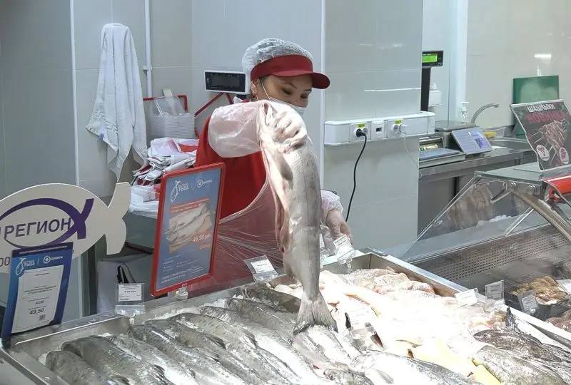 По программе Рыба камчатская в этом году продадут почти 400 тонн лосося в 2 5 раза больше чем в прошлом Горбуша и кета уже в продаже в магазинах Шамса и Семейная корзинка горбуша 130 рублей за кило соццена 55 рублей кета 162 рубля соццена 76 рублей Льготы действуют для 70 тысяч жителей пенсионеры многодетные инвалиды участники СВО и их семьи при наличии соцкарты Власти связывают рост объёмов с высокими уловами в 2025 м выловлено уже свыше 247 тысяч тонн против 130 тысяч в прошлом году Подписаться Предложка Чат