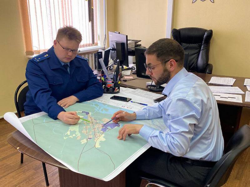 На Камчатке прокуратура уличила районных чиновников в бездействии Камчатские прокуроры помогли многодетным семьям из Олюторского района получить положенные законом земельные участки сообщили РАИ КАМЧАТКА ИНФОРМ в надзорном ведомстве В результате прокурорской проверки был выявлен факт бездействия районной администрации Местные чиновники не предпринимали никаких мер по утверждению и формированию земельных участков для последующего предоставления многодетным семьям В результате 11 семей включённых в реестр долго не могли реализовать своё право гарантированное законом После прокурорского вмешательства права многодетных семей были восстановлены Муниципалитет утвердил территорию для формирования и распределения земельных участков Читать на сайте kamchatinfo com news society detail 72885