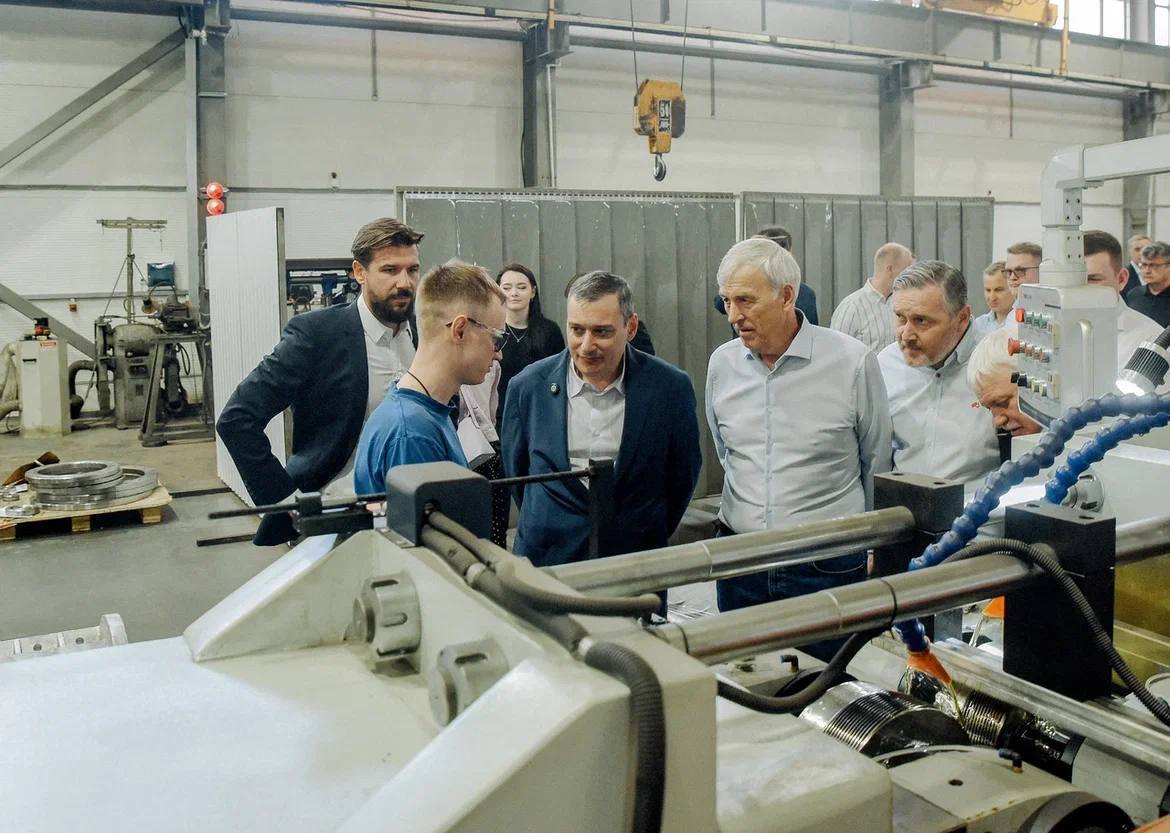 Курская область получила 2,4 млрд рублей помощи на развитие промышленности  Из этой суммы 1 млрд – предоставление грантов, 1,4 млрд – предоставление целевых займов.  Льготные займы по ставке 3% годовых были предоставлены двум предприятиям региона. Курский аккумуляторный завод получил 300 миллионов рублей, еще 102 миллиона выделили ТД «Кварц».  Были даны поручения Минпромторгу РФ по поддержке и решению проблемных вопросов электротехнической и химической отраслей, а также предприятий легкой промышленности.  - Совсем недавно я вновь встречался с куратором промышленности, первым вице-премьером России Денисом Мантуровым. Передал ему обращения от наших предприятий. Даны поручения по поддержке наших стратегических отраслей, - отметил Александр Хинштейн.