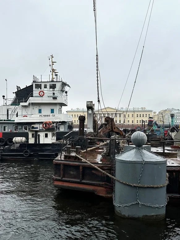 В центре Петербурга приступили к обновлению городского причала «Адмиралтейство»  На Адмиралтейской набережной в центре Петербурга начались работы по реконструкции городского причала «Адмиралтейство». Там установят 10 новых причальных палов, сообщили 13 ноября в городском комитете по транспорту.  Как пояснили также в комтрансе, в дальнейшем на объекте появятся новые металлические понтоны — лучшие по своим техническим характеристикам, которые будут отличаться большей безопасностью, ремонтопригодностью и долговечностью. Завершить работы по обновлению причала «Адмиралтейство» планируется в конце ноября.  Фото: комитет по транспорту Санкт-Петербурга