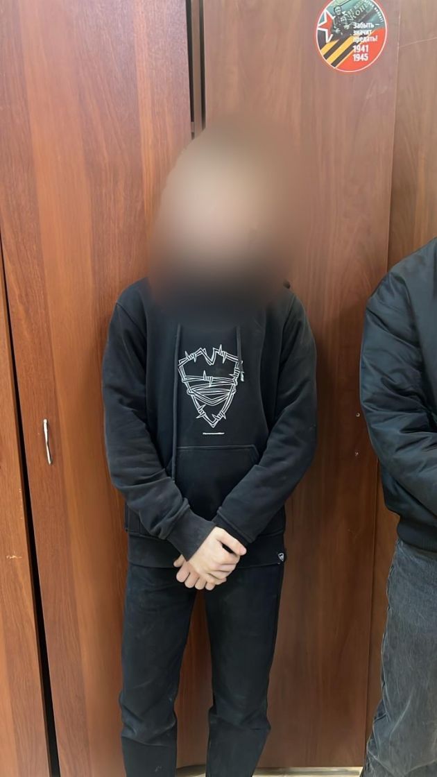 Два подростка добрались до Петербурга снаружи скоростного поезда Как сообщает УТ МВД России по СЗФО, на Московском вокзале в Петербурге остановили зацеперов в возрасте 15 и 16 лет. Молодые люди прибыли на высокоскоростном поезде, следовавшем из Москвы. Оба школьника – петербуржцы. Они смогли зацепиться между пятым и шестым вагонами во время стоянки поезда в Новгородской области, и так ехали до Петербурга. Полицейские провели с юношами беседу. В отношении старшего оформили административный протокол о нарушении правил поведения на железнодорожном транспорте. Поскольку второму зацеперу 15 лет, протокол оформили в отношении его законного представителя. Телеграм-канал «Транспортная полиция СЗФО»