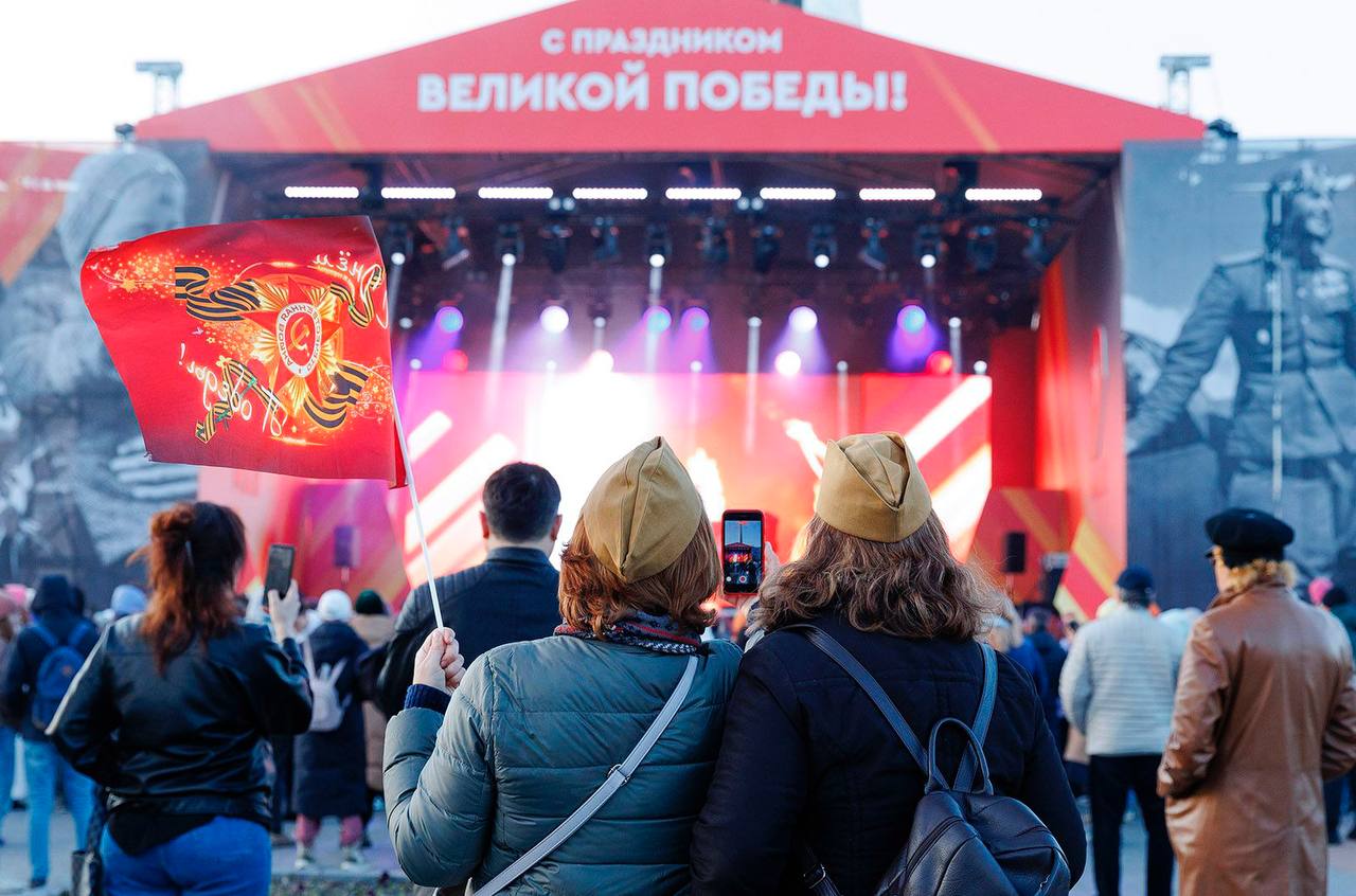 Праздничная программа ко Дню Победы пройдет по всей столице Как рассказала заммэра города Наталья Сергунина, 9 мая в разных округах столицы будут работать праздничные площадки, где можно посмотреть трансляцию парада на Красной площади, а также выступления творческих коллективов и солистов. Сергунина добавила, что программу на окружных площадках готовят больше двух тысяч артистов, они будут выступать на протяжении всего дня и со сцен прозвучат многие любимые песни, такие как «Священная война», «Темная ночь», «Жди меня». Полный список площадок и график их работы можно узнать здесь.