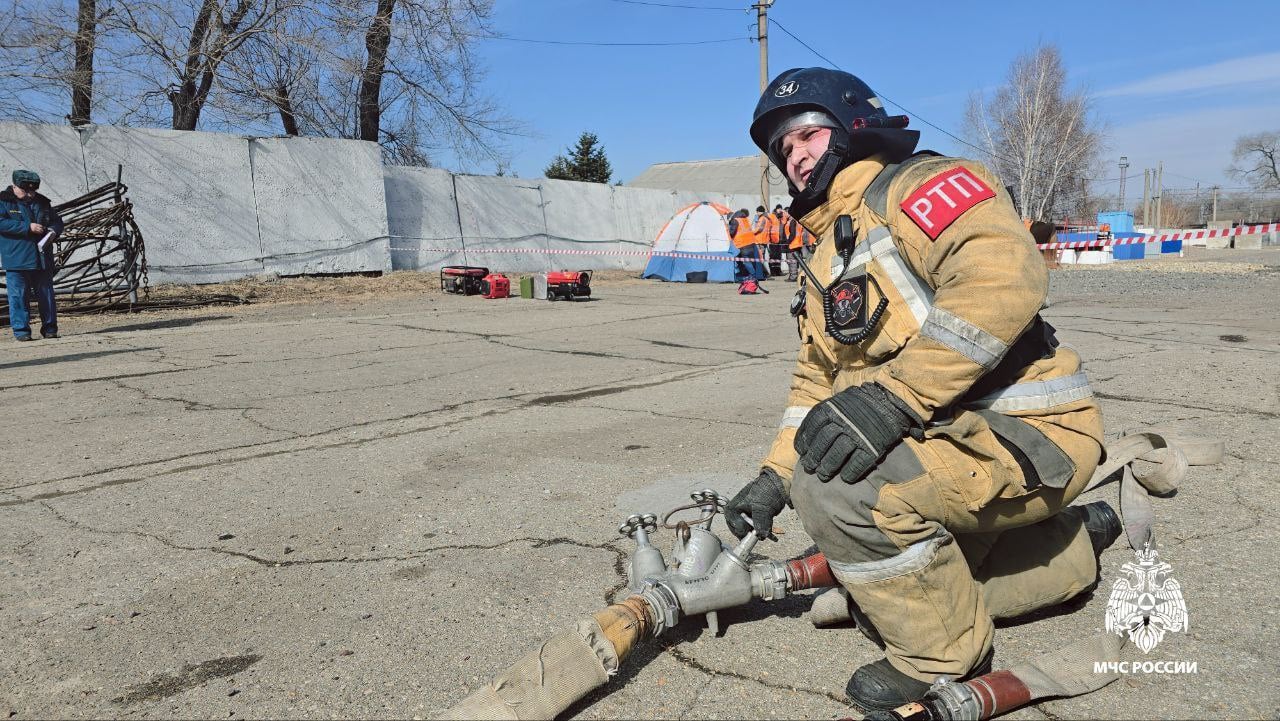 Приморского края сообщает:  4 марта в 15.47 на улице Ленинградская в Уссурийске произошло возгорание автомобиля. На момент прибытия пожарных горела задняя часть автомобиля. Пожар был ликвидирован на площади около 3 квадратных метров. Причина пожара и ущерб устанавливаются.