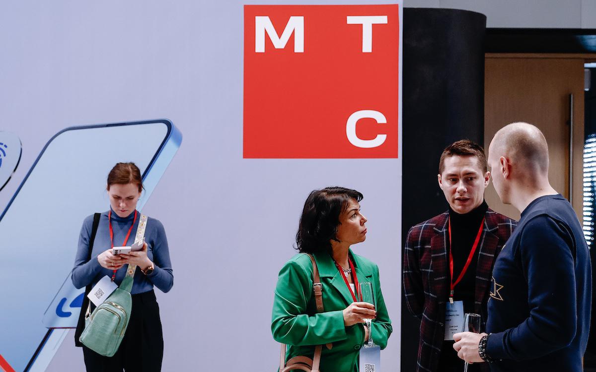МТС запустил инвестсервис с доходностью 21% и ежедневным снятием средств Сотовый оператор МТС запустил финансовый сервис «МТС Накопления», сообщили «РБК Инвестициям» в компании. Продукт позволяет откладывать средства, инвестируя их в народные облигации МТС. Основные параметры За основу взяты народные облигации МТС серии 001-03 Доходность: 21% годовых установлена для первого купонного периода, который продлится до 21 августа Срок погашения народных облигаций: три года Минимальная сумма вложений: равна стоимости одной облигации ₽100 Отсутствуют риски курсового колебания стоимости бумаг В продукте есть механизм оферты, который позволяет эмитенту гибко управлять ставкой на протяжении действия выпуска облигаций — то есть ставка доходность может быть как понижена, так и повышена. Читайте подробнее МТС запустил инвестсервис с доходностью 21% и ежедневным снятием средств Подписаться на «Сам ты инвестор!»