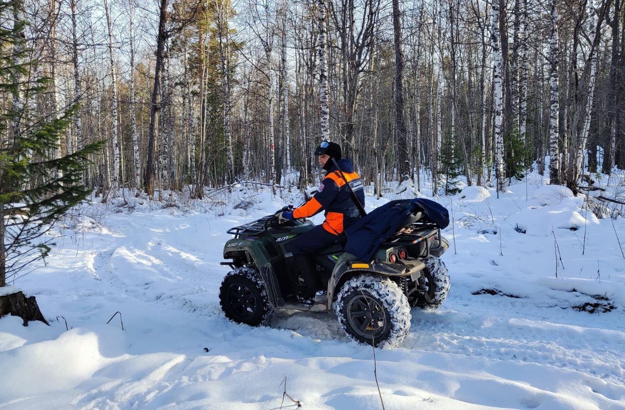 Спасатели начали повторные поиски Усольцевых по заявке полиции Сегодня специалисты выехали в Манско Уярский округ где пропала семья пишет КГКУ Спасатель Мы обратились в полицию чтобы узнать почему поиски возобновили именно сейчас и вскрылись ли новые обстоятельства в деле об исчезновении но в МВД от комментариев отказались 28 сентября супруги Усольцевы с пятилетней дочкой и собакой отправились в поход на Кутурчинском белогорье и бесследно пропали Семью искало около 1 5 тысяч человек Активные поиски закончили потом пропавших стали искать малые группы профессионалов со специальной подготовкой Фото spasatel24 eniseytv