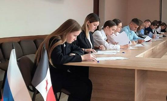 Более 15 тысяч учеников 9 10 11 классов проверили свои знания по вопросам избирательного права и избирательного процесса приняв участие в отборочном тестировании Ребята набравшие наибольшее количество баллов встретятся на муниципальном этапе олимпиады который в городах и районах Республики пройдет до 24 октября Старшеклассники Индустриального района Ижевска Воткинска Камбарского Сарапульского и Шарканского районов состязались в решении ситуационных задач уже на этой неделе Отборочное тестирование как этап региональной олимпиады по избирательному праву в школах Удмуртии проводилось впервые Благодарим всех организаторов и участников Следите за новостями избирком Удмуртии