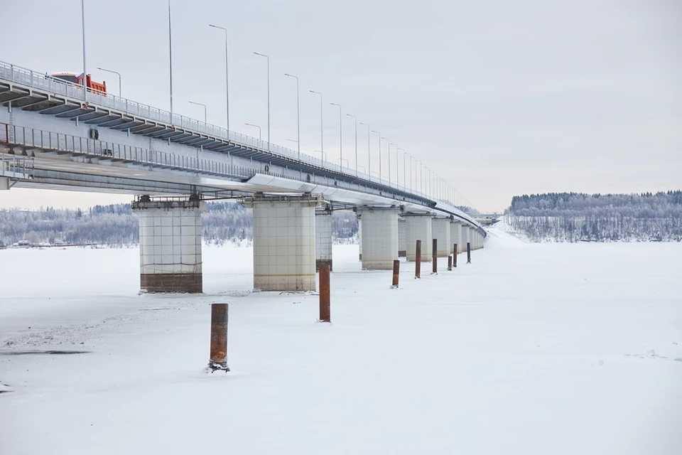 Достраивать Чусовской мост будет АО «Уралмостострой». Стоимость работ — 2,5 млрд рублей  Контракт с компанией, которая стала победителем по итогам закупки, был заключен 10 марта. Все работы должны быть выполнены в течение 27 календарных месяцев.     Подпишись на «КП-Пермь»