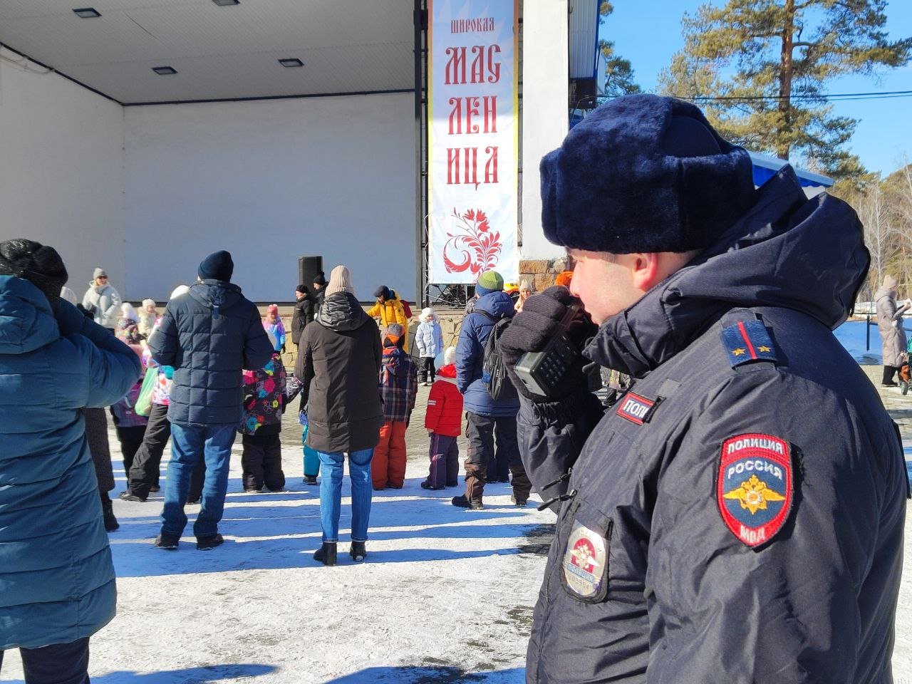 1  2  3  4  5  В Челябинской области полицейские обеспечили охрану порядка при проведении масленичных гуляний   ‍  Сотрудники органов внутренних дел региона обеспечили охрану общественного порядка во время народных гуляний на Масленицу, проходивших в ряде муниципалитетов.   ‍  Перед заступлением на службу с личным составом руководители провели инструктажи, на которых сотрудникам полиции напомнили о соблюдении мер личной безопасности, вежливом и корректном общении с гражданами. Особое внимание к просьбам гражданам, на которые реакция должна быть незамедлительной.   В целях обеспечения безопасности дорожного движения и недопущения заторовых ситуаций сотрудники Госавтоинспекции осуществляли регулировочные действия и направляли автомобилистов к организованным местам для парковки автотранспорта.   В охране общественного порядка и безопасности граждан при проведении 52 праздничных мероприятий было задействовано около 500 сотрудников органов внутренних дел. Содействие полицейским оказывали коллеги из Росгвардии, а также участники добровольных народных дружин, работники частных охранных предприятий и представители казачества. В общей сложности за порядком следили свыше 700 человек.     Полицейскими были приняты исчерпывающие меры для обеспечения безопасности граждан, благодаря чему праздник прошел без происшествий, нарушений общественного порядка не допущено.     #полиция74 #мвд74 #челябинскаяобласть #полицияюжногоурала