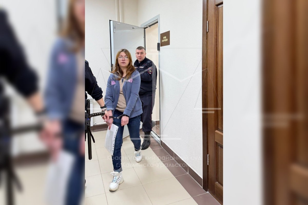 Подруга предала доверие 2 года колонии за кражу почти 300 тыс Красногорский районный суд Каменска Уральского признал 33 летнюю Надежду Дьячкову виновной в хищении почти 293 тыс с банковского счёта подруги Деньги подруга получила как компенсацию за гибель отца на СВО В феврале 2025 года Дьячкова похитила смартфон подруги оплатила с него такси и перевела деньги на свой счёт Суд назначил ей 2 года колонии общего режима и взыскал 100 677 потраченных средств Приговор ещё не вступил в силу Фото Красногорский районный суд Каменска Уральского Подписаться на Уральский меридиан