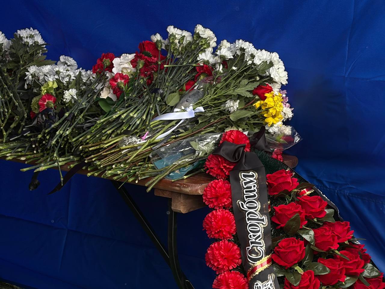 В Петербурге прощаются с 9 летним Павлом На похороны убитого Павла которого искали четверо суток после пропажи пришло больше сотни людей Прощание подходит на Южном кладбище Мама и другие члены семьи на прощание не пришли Волонтёры которые организовали похороны объяснили Ротонде что родные придут проститься с Павлом позже они хотят избежать лишней огласки На похороны несут цветы и игрушки Гроб с телом открыт Проститься с мальчиком пришли и те кто не был знаком с ним и семьёй Просто пришёл Мы все люди в первую очередь понимаете А не зверьё поделился один из петербуржцев с Ротондой Как говорят организаторы на прощание приехали люди из других городов Собрать деньги на похороны семье помогли жители Красносельского района Волонтёры рассказали Ротонде что всего прислали 892 тысячи рублей Оставшиеся после похорон средства передадут в детский дом в Приозерске В убийстве мальчика признался 38 летний Пётр Жилкин после задержания на его компьютере нашли детское порно Как писали СМИ мужчина был знаком с Павлом мальчик мыл его машину за вознаграждение В один из дней Жилкин попросил оказать интимную услугу за деньги После отказа и якобы шантажа мужчина убил ребёнка В телеграм каналах звучали предположения что к вымогательству были причастны родители мальчика Бабушка Павла сказала Ротонде что это не так Павел рос в многодетной семье с шестью братьями и сёстрами Семью называли неблагополучной она стояла на учёте а мать привлекали к ответственности за недобросовестное исполнение родительских обязанностей Отца в прошлом судили по делу о краже