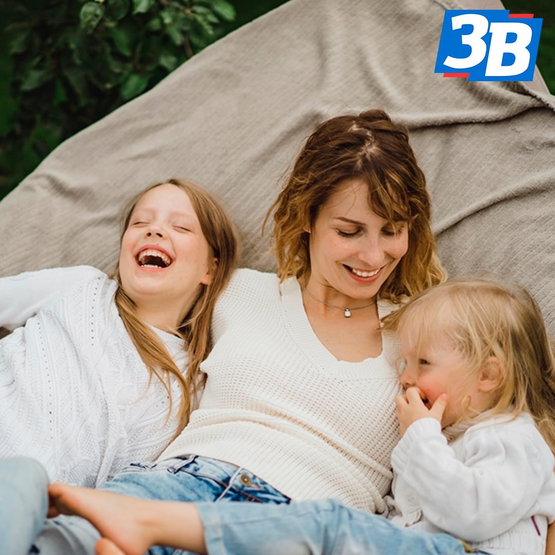 Путин поддержал инициативу губернатора Запорожской области по расширению соцподдержки Президент России Владимир Путин поддержал предложение Евгения Балицкого о внедрении комплексных мер социальной поддержки для семей с детьми в новых регионах РФ Инициатива включает в себя целый ряд решений направленных на повышение благосостояния семей от регионального материнского капитала и выплат при рождении третьего и последующих детей до льготных ипотечных программ для многодетных семей и поддержки молодых мам студенток Для нас принципиально важно чтобы решения в социальной сфере были максимально эффективными и доходили до каждой семьи подчеркнул Евгений Балицкий Президент поручил вице премьеру Татьяне Голиковой Минфину и Минтруду совместно с администрациями ЛНР ДНР Запорожской и Херсонской областей разработать механизм реализации этих мер Федеральная поддержка и межведомственная координация позволяют быстро выстроить единый порядок реализации мер и перейти к практическому внедрению региональных мер поддержки для семей с детьми отметил губернатор Эта инициатива станет важным шагом в укреплении института семьи и повышении рождаемости в новых регионах Российской Федерации Подписывайтесь на Запорожский вестник в MAX Telegram и ВКонтакте и делитесь с близкими