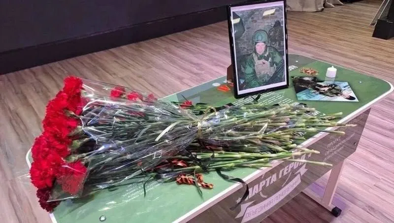 Открытие Парты Героя в Кисловодске В школе 9 Кисловодска появилась седьмая Парта Героя посвящённая выпускнику Денису Иванову Он учился здесь с 1991 по 2000 год а с 2003 по 2005 год служил в Чечне В октябре 2023 года Денис Иванов добровольно отправился на СВО Изначально он выполнял функции водителя и гранатометчика После ранения вернулся на фронт в качестве санитара Денис Иванов погиб 24 июня 2024 года За проявленный героизм посмертно награждён орденом Мужества и медалью Суворова Новости Кмв Экспресс Заказать рекламу Подписывайтесь на нас в MAX