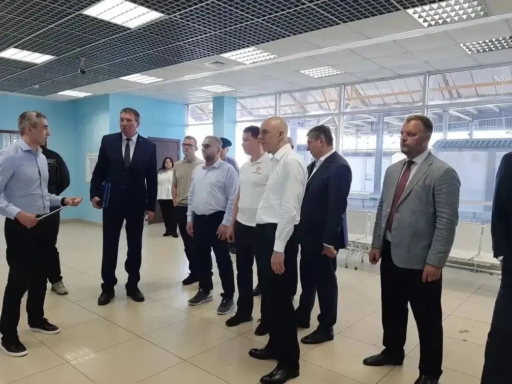 Министр финансов России и глава Федеральной таможенной службы работали в Оренбургской области Антон Силуанов и Валерий Пикалев проверили готов ли пункт пропуска Маштаково к запуску национальной системы контроля за ввозом товаров из стран Евразийского экономического союза сообщает пресс служба оренбургского правительства Что это за система  СПОТ будет введен с 1 июня 2026 года без переходного периода  Система будет контролировать ввоз товаров из стран ЕАЭС республики Беларусь Армении Казахстана и Киргизии чтобы исключить уклонение от уплаты налогов  Импортеры должны будут сообщать о предстоящей поставке через информационную систему ФНС России и вносить обеспечительный платеж до ввоза товара  Вводится новый порядок ввоза товаров из стран ЕАЭС автомобильным транспортом Иные виды транспорта будут включены в СПОТ не ранее 2027 года Работать система начнет на всех АПП на границе Оренбургской области и Казахстана То есть все пункты должны быть оснащены программным обеспечением позволяющим в режиме онлайн проверять QR коды документов о предстоящей поставке товаров Урал56 Ру в МАХ
