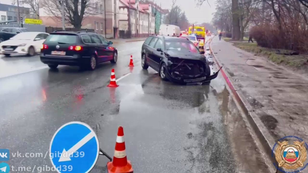 В ДТП на проспекте Победы пострадали два ребенка  В воскресенье, 26 января, в Калининграде на проспекте Победы произошло ДТП, в котором пострадали два ребенка.  «56-летний водитель автомобиля Фольксваген при выезде на дорогу с прилегающей территории не уступил дорогу и допустил столкновение с автомобилем Ниссан под управлением 35-летнего водителя», — рассказали в пресс-службе ГАИ.   56-летняя, 11-летняя и 9-летняя пассажиры Volkswagen получили травмы.  Фото: Госавтоинспекция по Калининградской области в Telegram-канале    КАСКАД Прислать новоcть