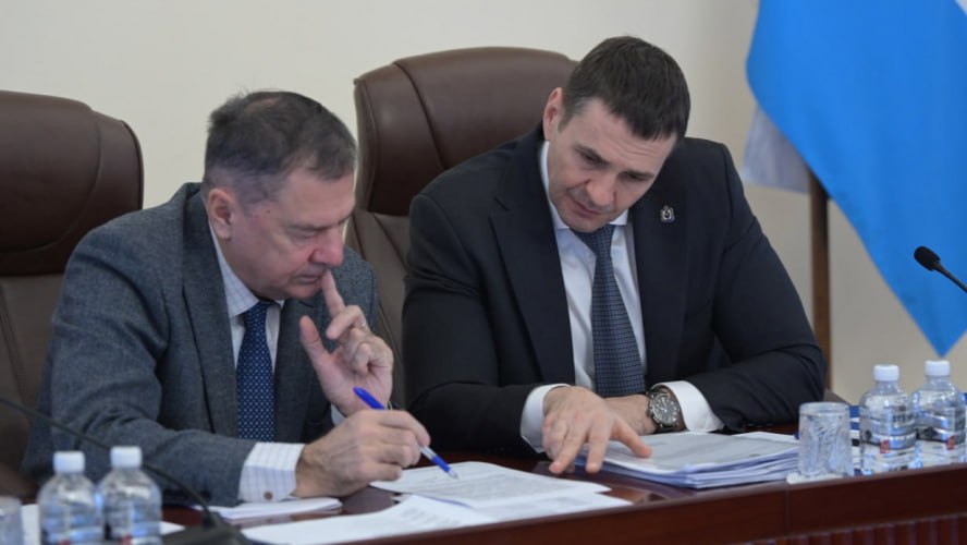 Валентин Летуновский Амур может и должен быть международным транспортным коридором Заместитель начальника Контрольного управления Президента РФ Валентин Летуновский и губернатор края Дмитрий Демешин провели рабочее совещание посвящённое состоянию речного транспорта и социально экономическому развитию региона Отдельно на совещании обсудили развитие судоходства По итогам встречи Валентин Летуновский отметил недостаточную проработку программы развития судоходства на реке Амур Предлагаю создать целостный документ под названием Амур как международный транспортный коридор со всеми видами потоков грузовыми пассажирскими и круизными Все существующие проблемы необходимо включить в эту программу чётко распределив роли правительства края других регионов Китайской Народной Республики и федеральных органов власти подчеркнул он Фото Вячеслав Реутов Пресс служба Правительства Хабаровского края Подробнее на сайте Вести Хабаровск